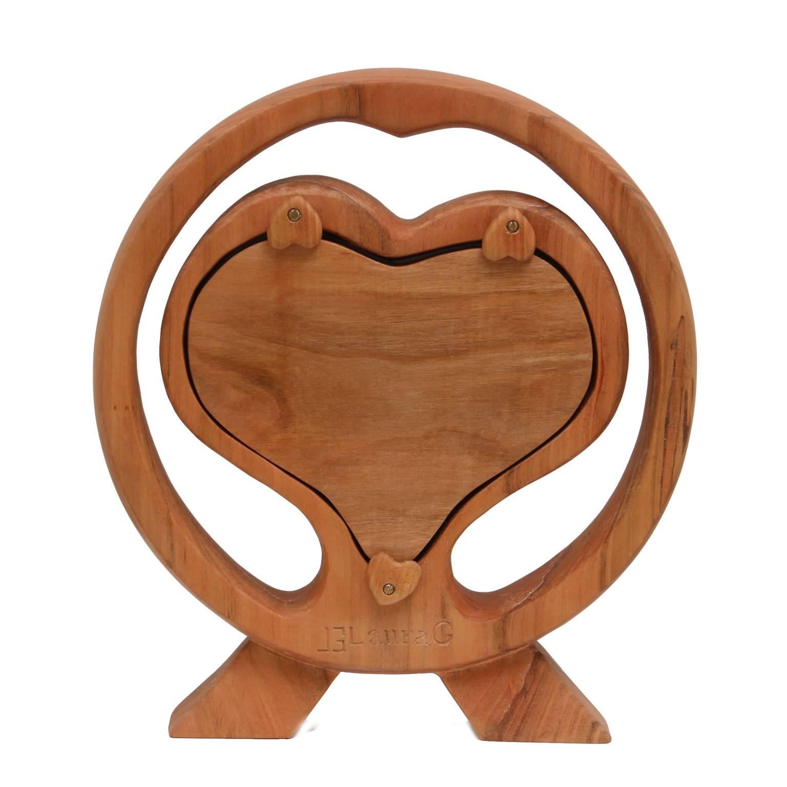 Sculpté à la main Grand cadre photo italien en bois de cerisier avec cœur en bois en vente