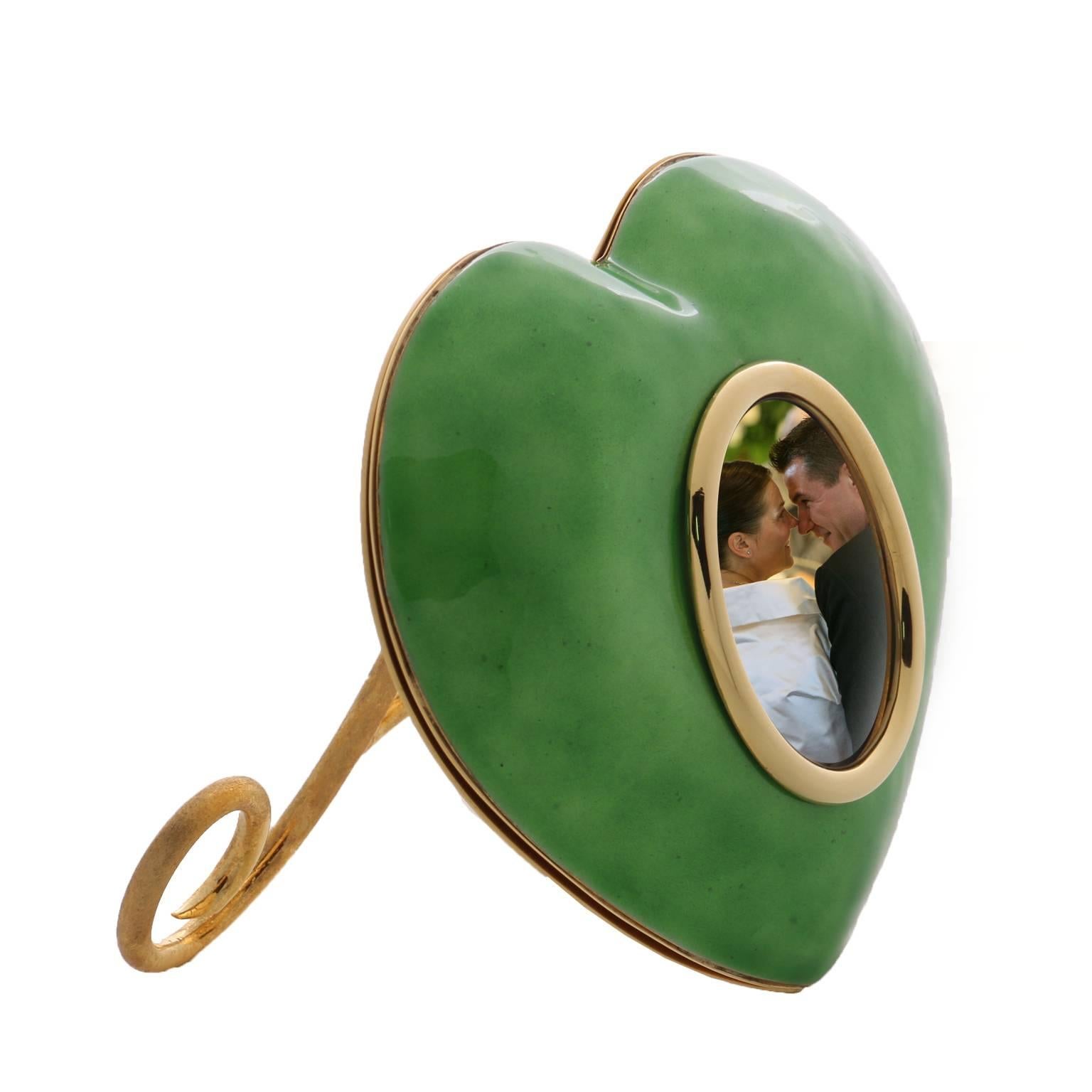 Laura G Heart green photo frame  is a perfect gift for every occasion.
Each one of us wants to express love in a gift or save our own precious memories of love into a lovely casket. Handcrafted by Italian artisans, it holds on the back small hearts 