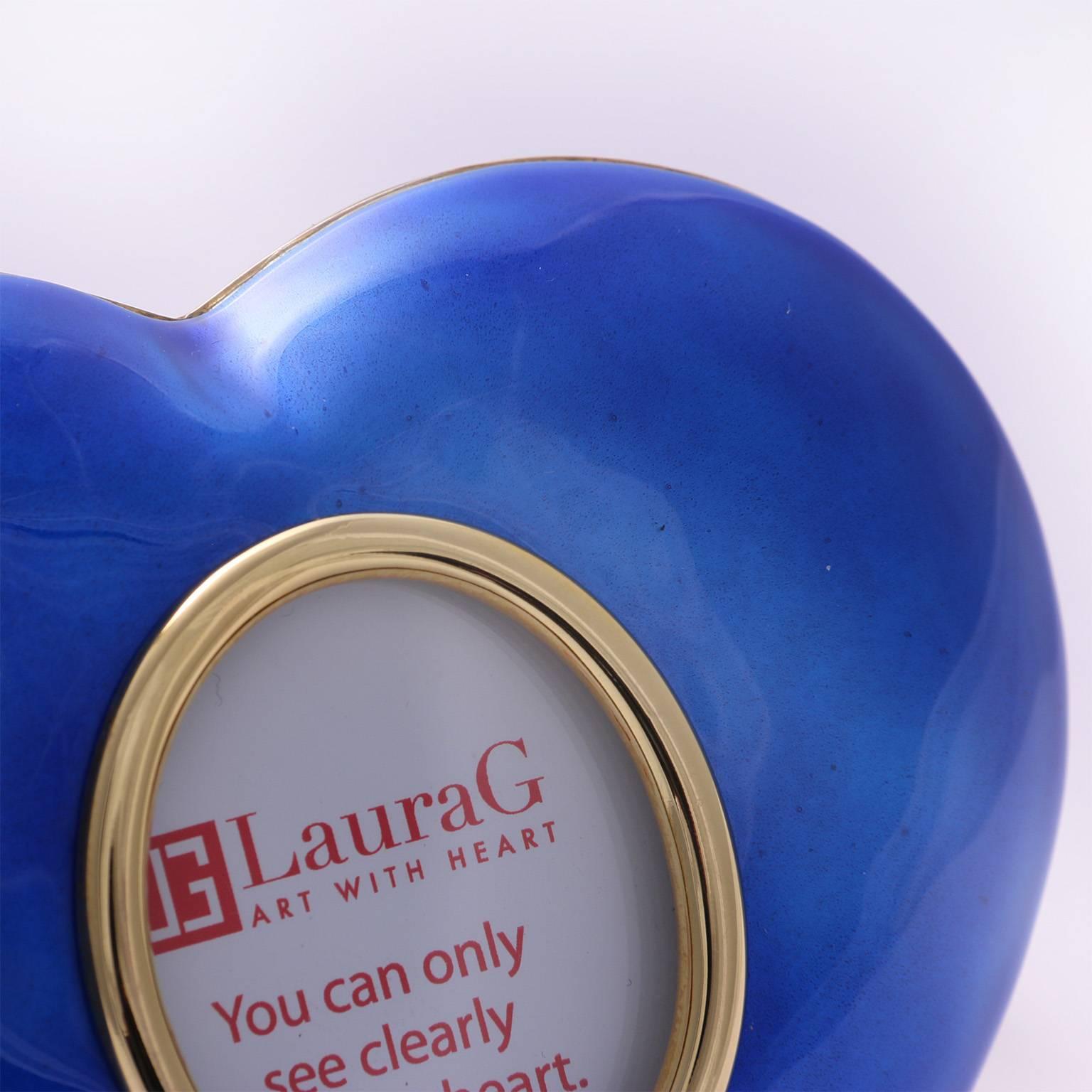 Laura G  Heart Blue est un petit cadre photo doré  entièrement fabriqué à la main, ce cadeau est idéal pour toutes les occasions. Chacun d'entre nous souhaite exprimer son amour dans un cadeau ou conserver ses précieux souvenirs d'amour dans un joli
