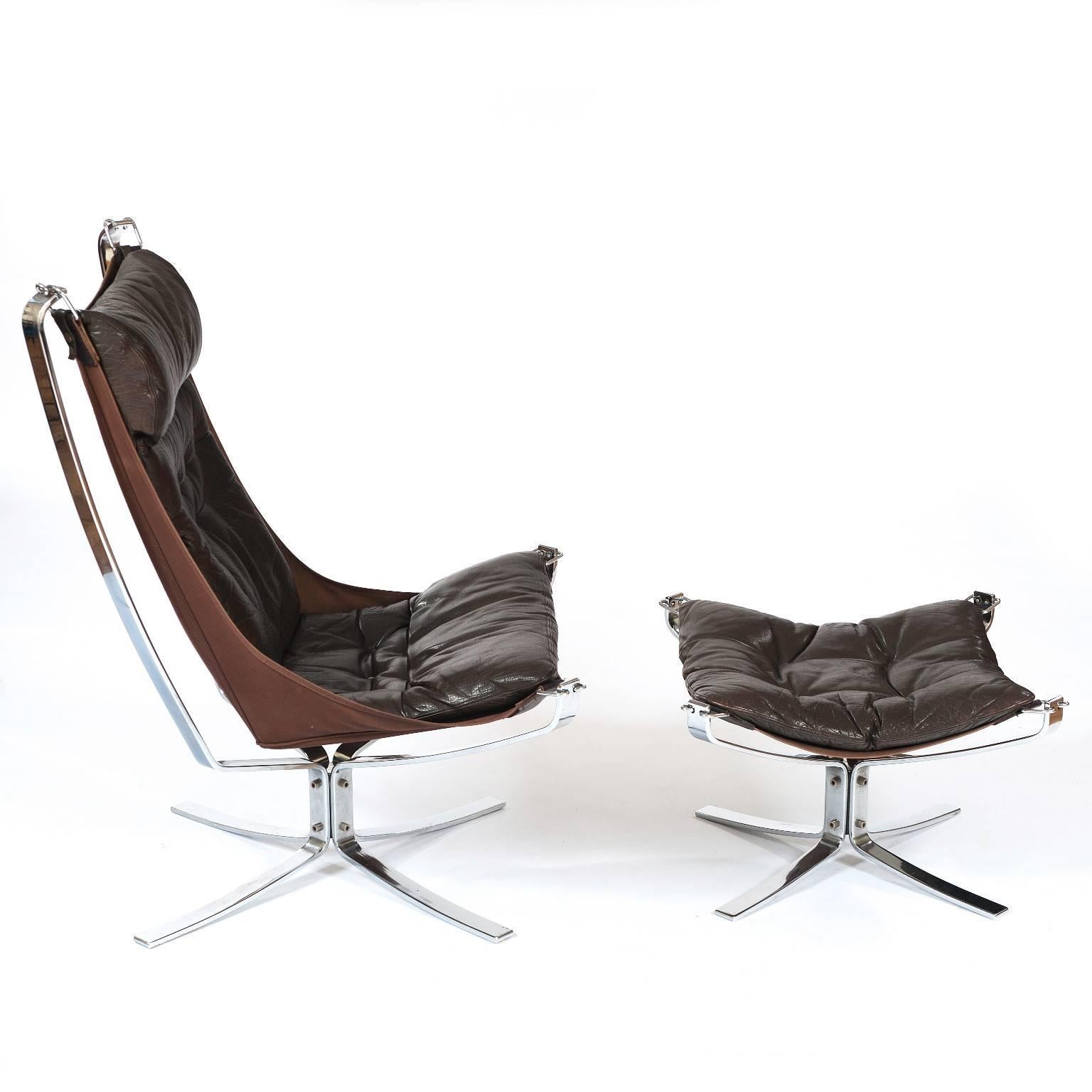 Designed by Sigurd Ressell in the late 1960s, the Falcon chair has since become an iconic piece of design history. Originally produced in 1971 with a chrome frame, the chair was altered in 1974 and used lightweight glued lamell legs to make