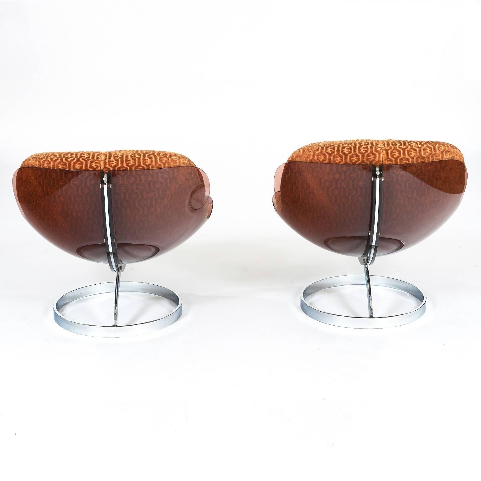 Designed by Bulgarian interior architect Boris Tabacoff in 1971, the Sphere lounge chair was produced by French furniture manufacturer Mobilier Modulaire Moderne (M.M.M).

Constructed from a circular chrome base with a smoked plexiglass