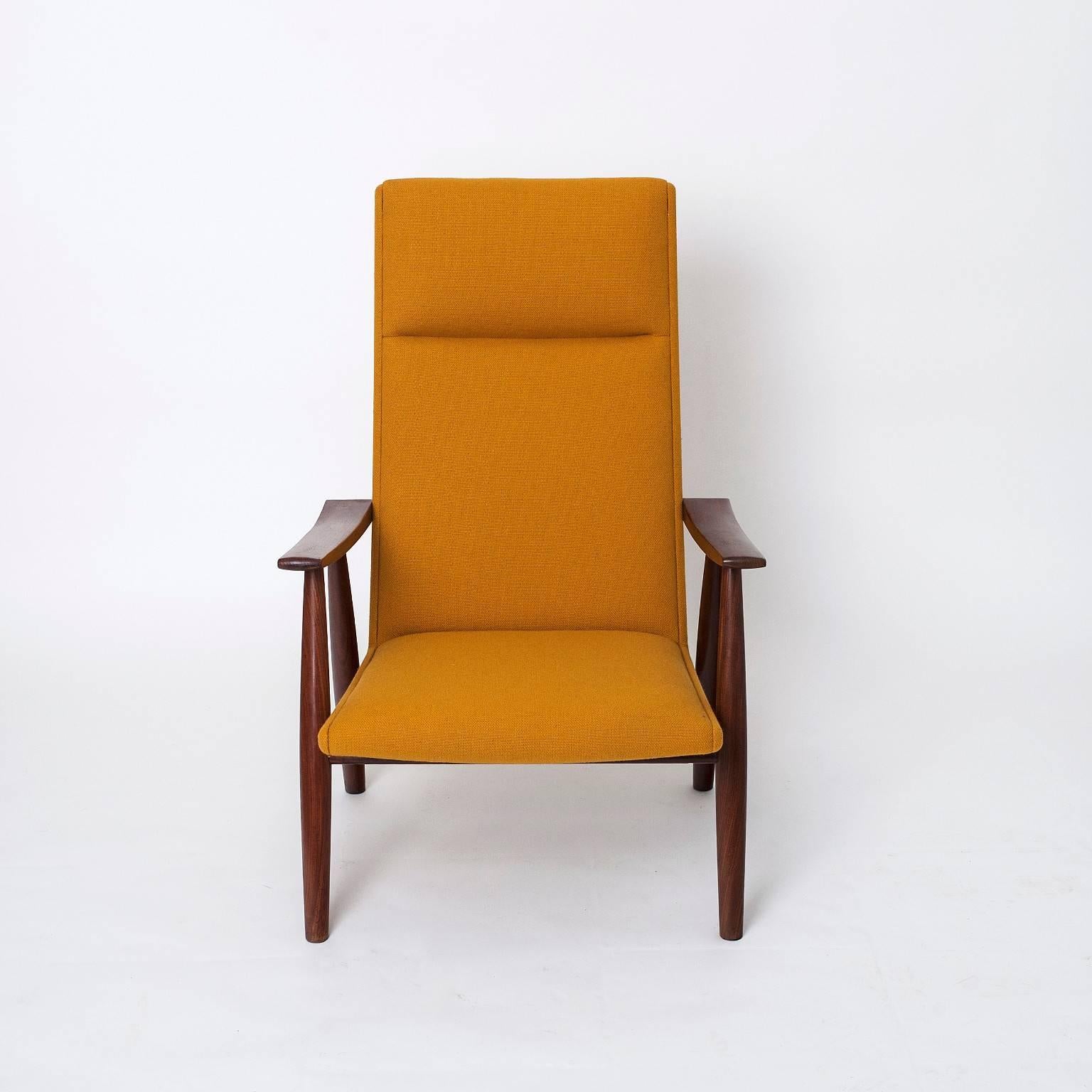 Mid-Century Modern Hans Wegner 260A Lounge Chairs For Sale