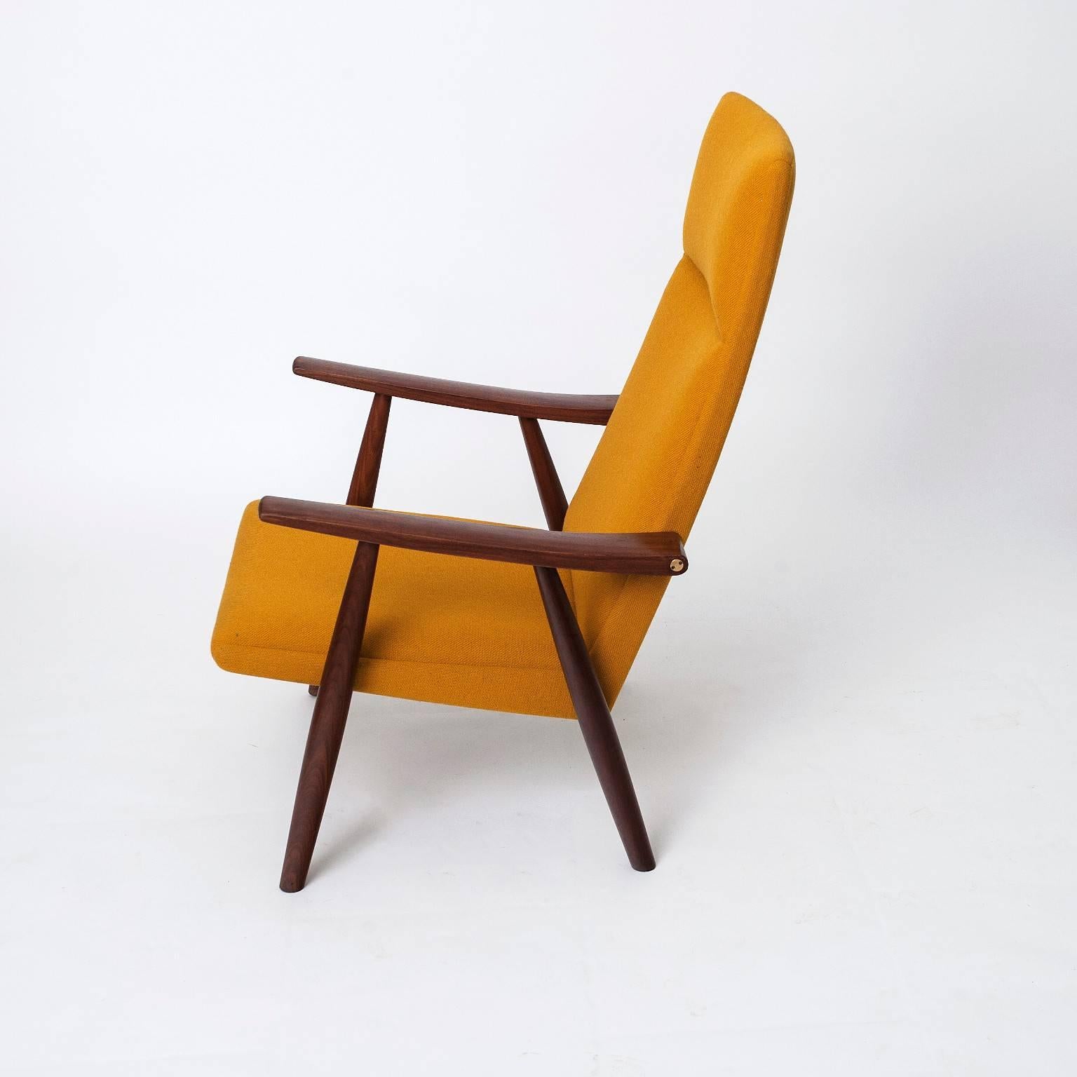 Danish Hans Wegner 260A Lounge Chairs For Sale