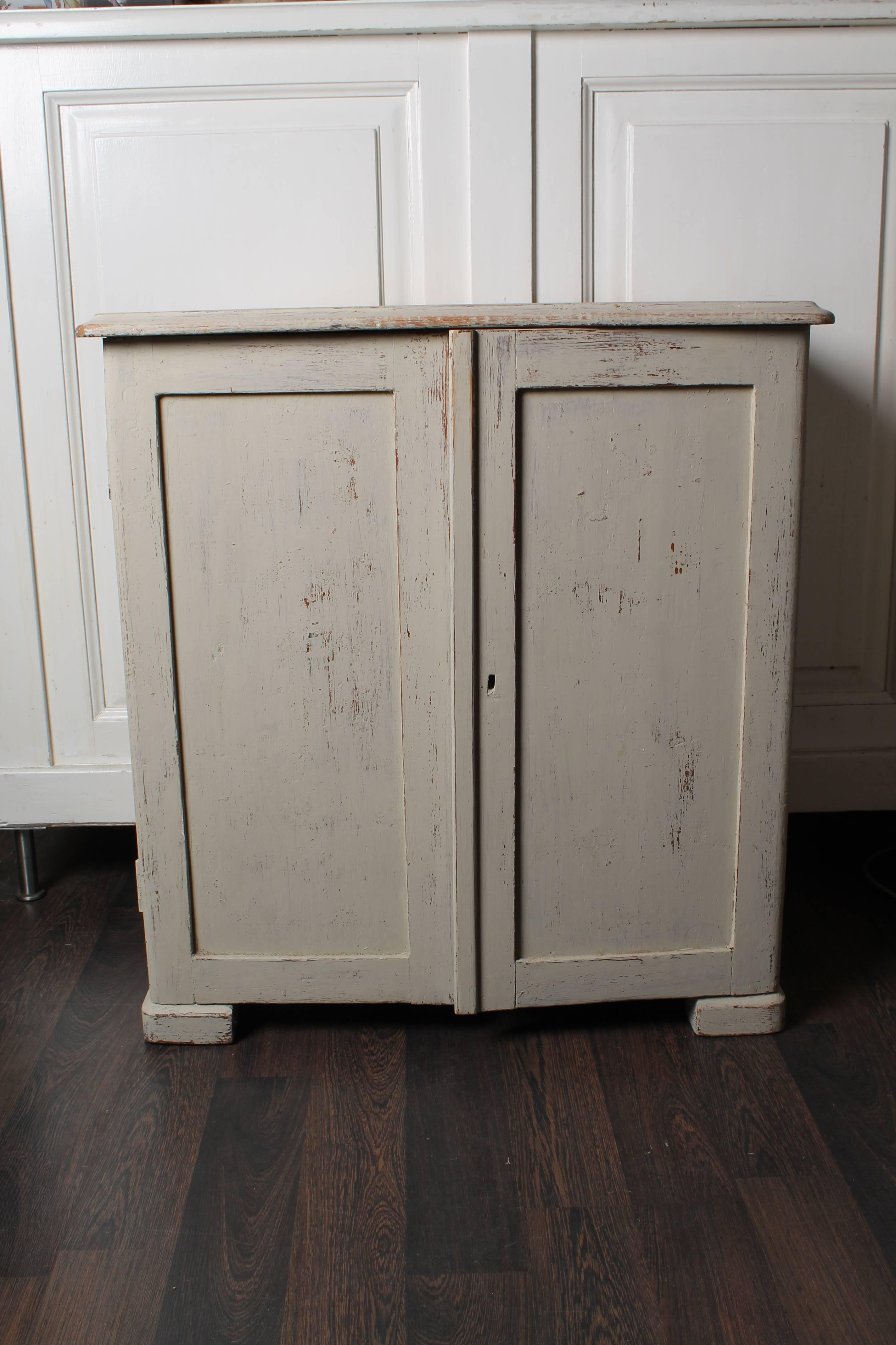 19th century Swedish cabinet with drawers. Two drawers behind doors. Later grey painting.