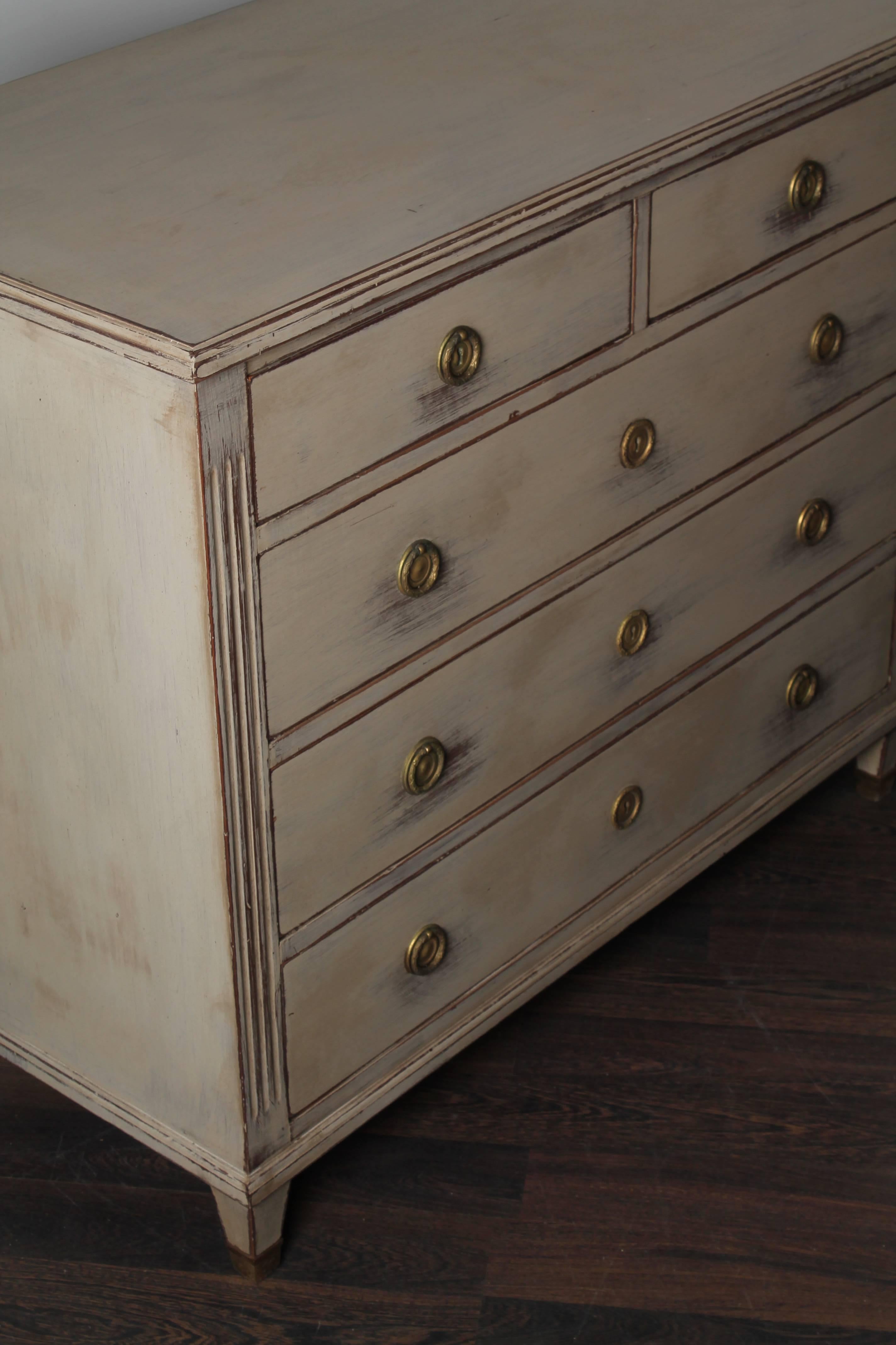 Swedish Gustavian style chest of drawers. Five drawers. Gustavian attributes. Beautiful patina.
