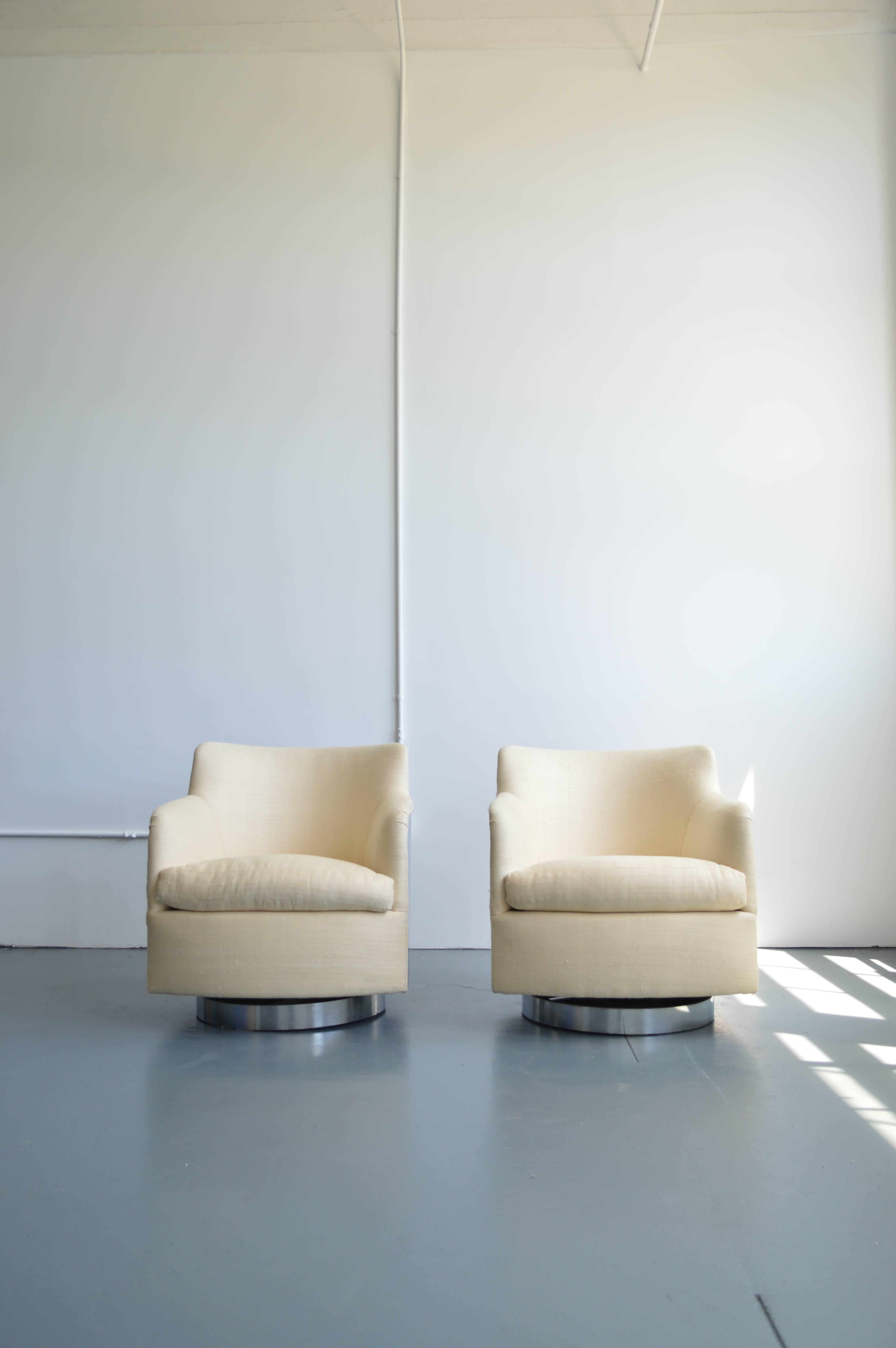 Mid-Century Modern Set of Two Milo Baughman Swivel Base Lounge Chairs