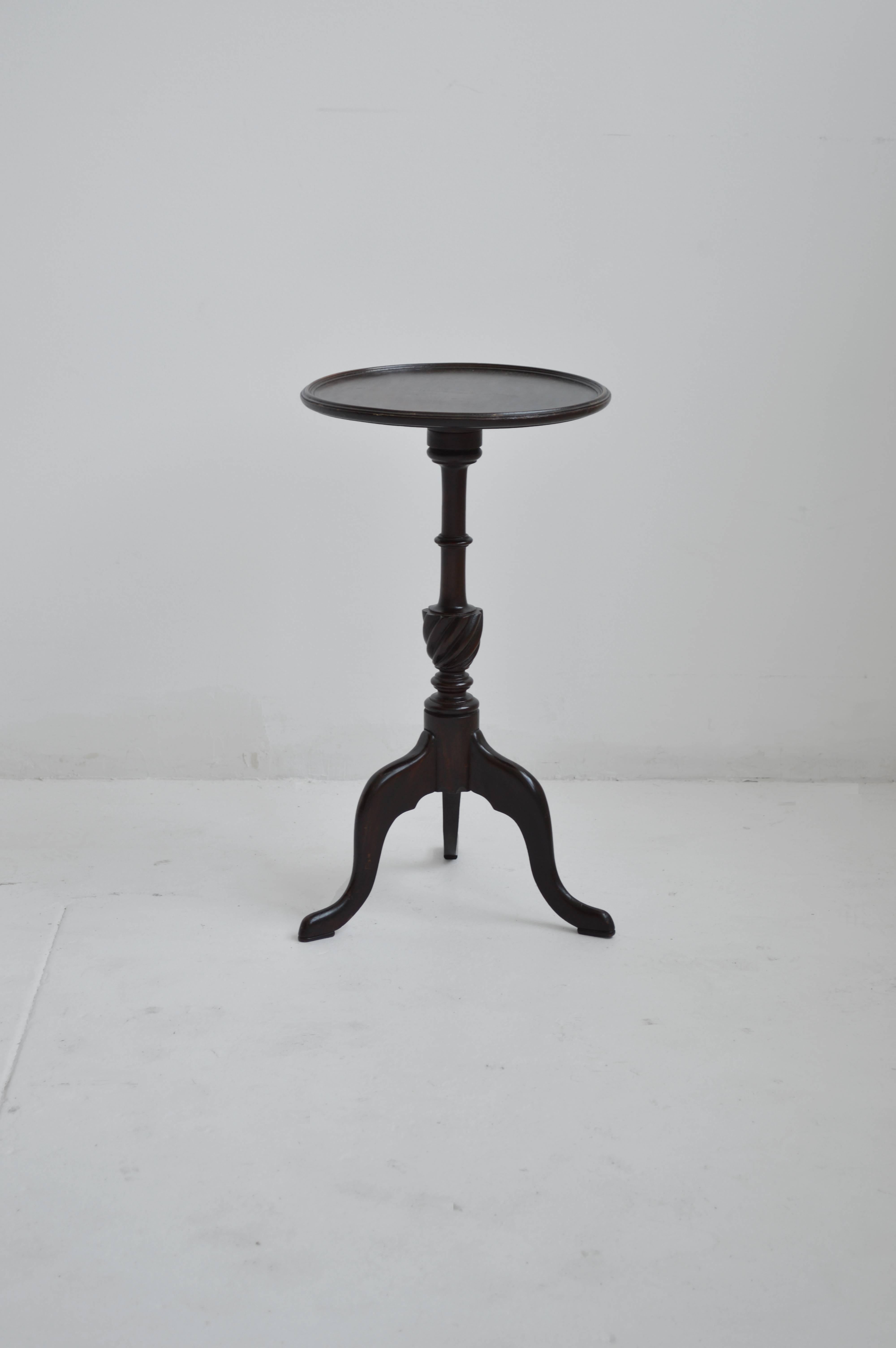 Lovely vintage carved mahogany wine or lamp table from the Edwardian-era. Originally from Scotland, circa 1900, this drink table features a raised pie-crust edge around the circumference of the top and is set on a turned pedestal tripod base with