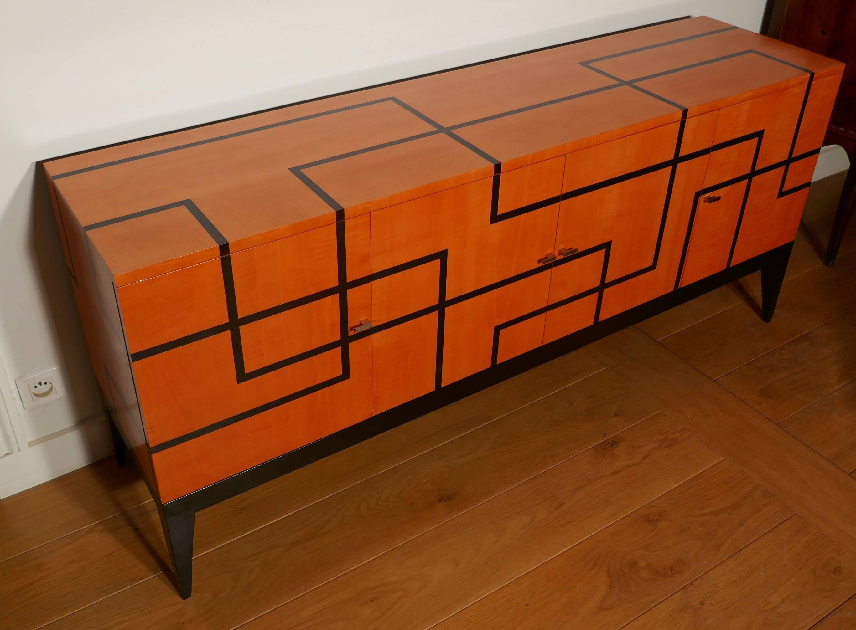 Moderne Buffet « Filets » en marqueterie de sycomore orange et noir d'Aymeric Lefort en vente