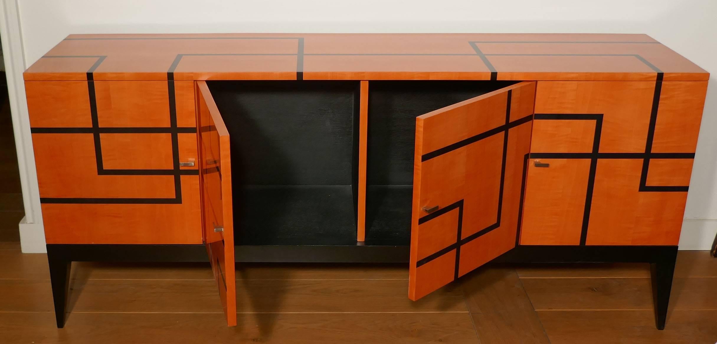 XXIe siècle et contemporain Buffet « Filets » en marqueterie de sycomore orange et noir d'Aymeric Lefort en vente