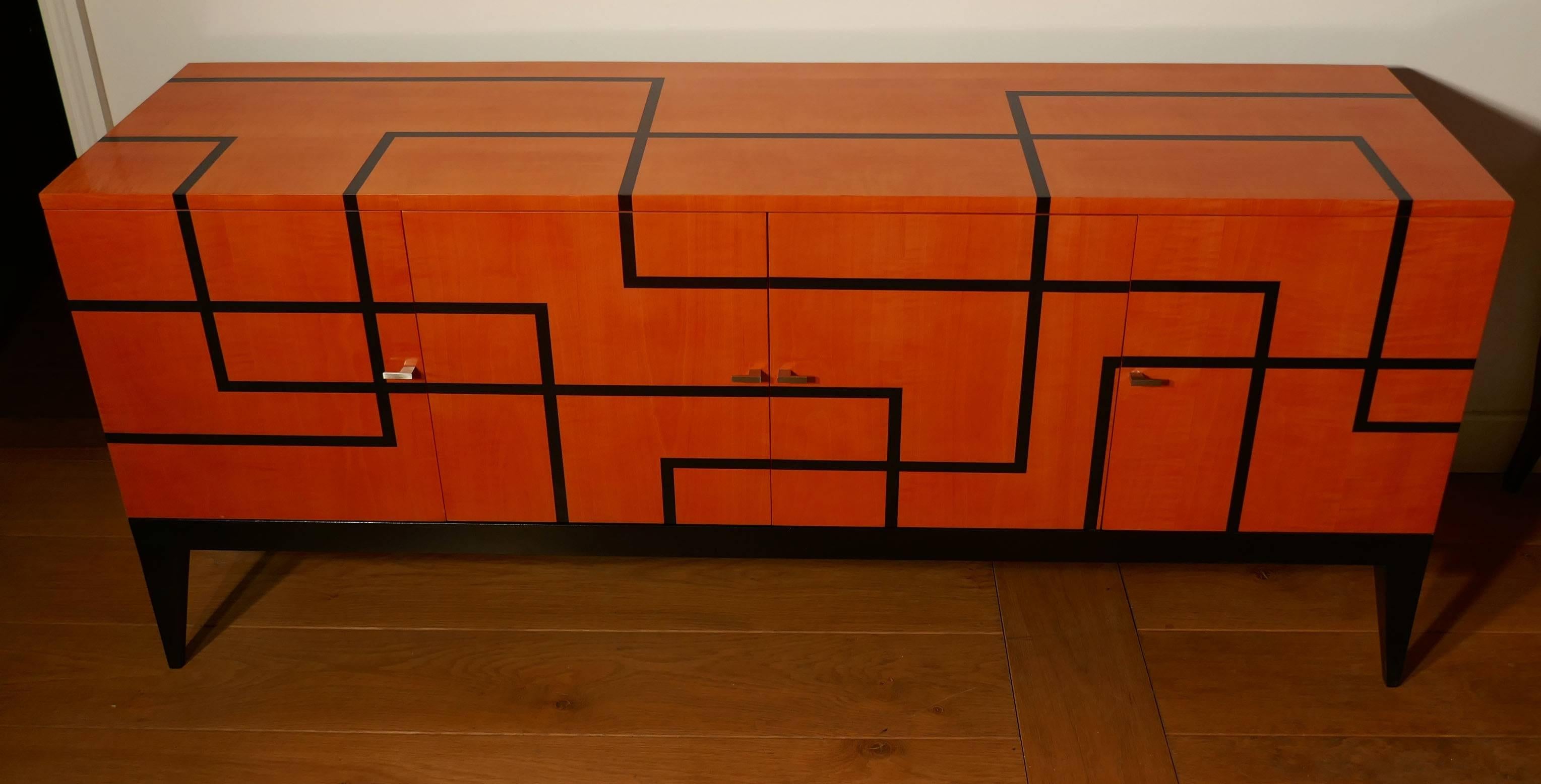 Buffet « Filets » en marqueterie de sycomore orange et noir d'Aymeric Lefort en vente 2