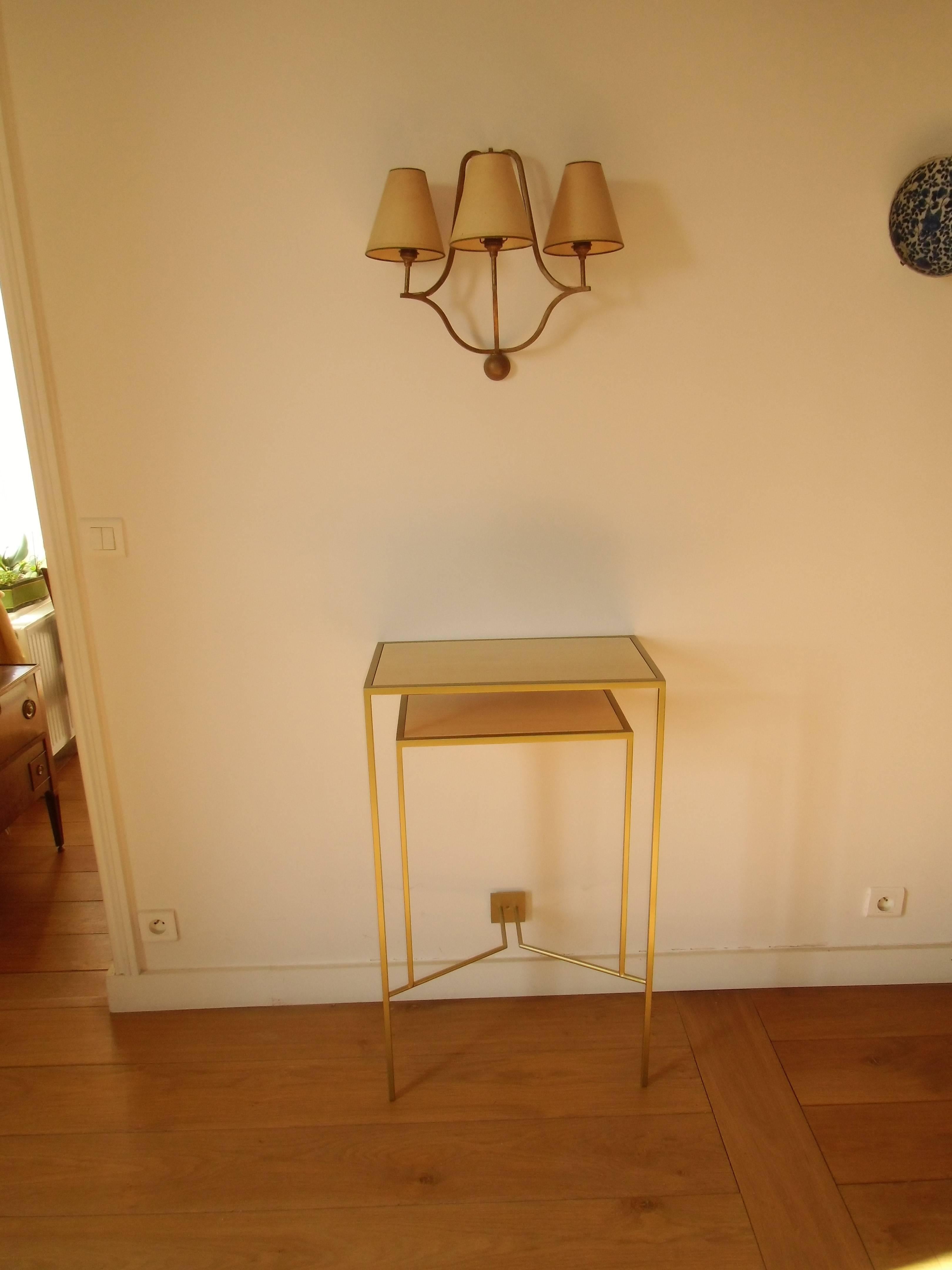 Questa consolle è realizzata in metallo, con struttura in patina dorata e ripiani in legno di Sicomoro.
Fissaggio con quattro viti nascoste una volta posizionati i ripiani e una al centro del quadrato inferiore.
Questa console può essere realizzata