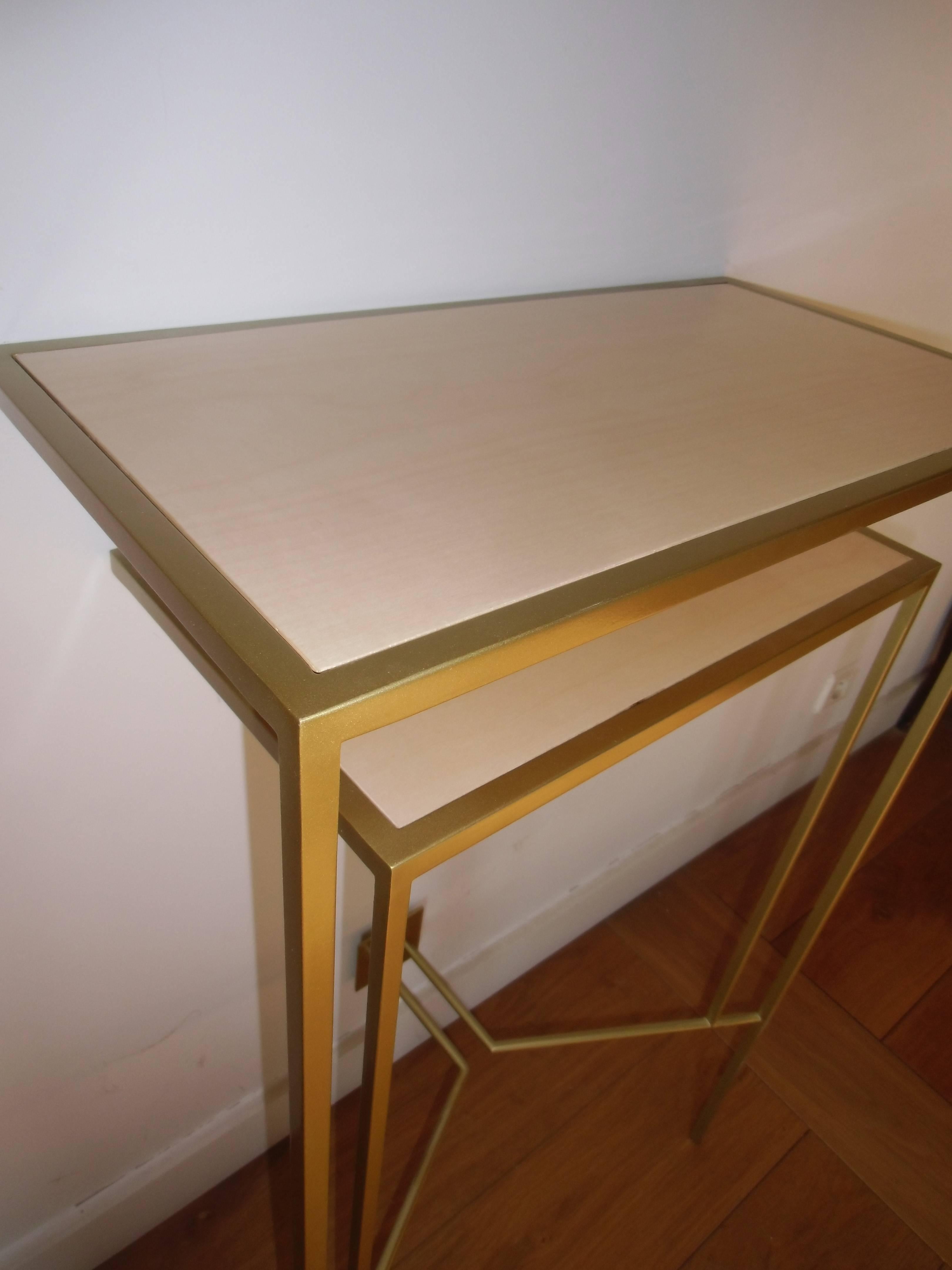 Metallo Console in oro, bronzo patinato con ripiani in sicomoro di Aymeric Lefort in vendita
