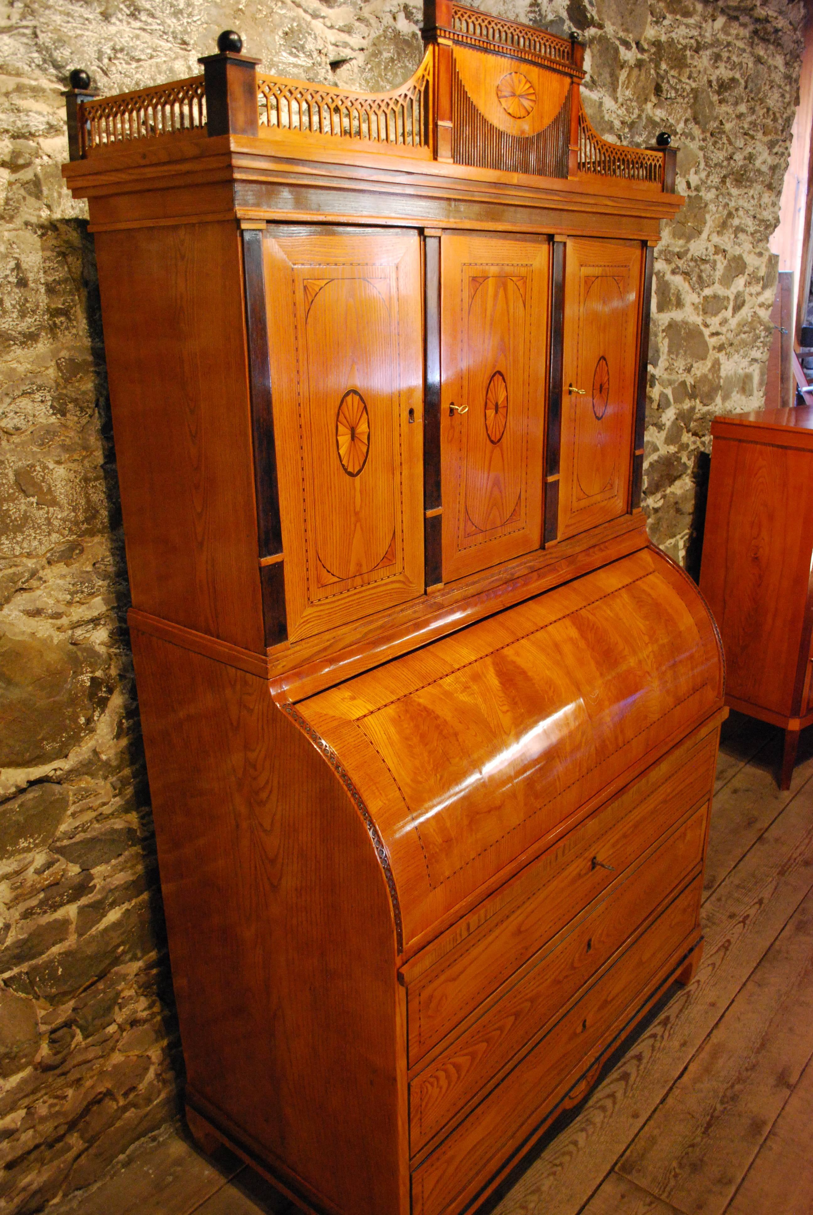 Antique Danish Elm Cylinder Bureau Cabinet, circa 1800 In Good Condition For Sale In BOSTON, MA