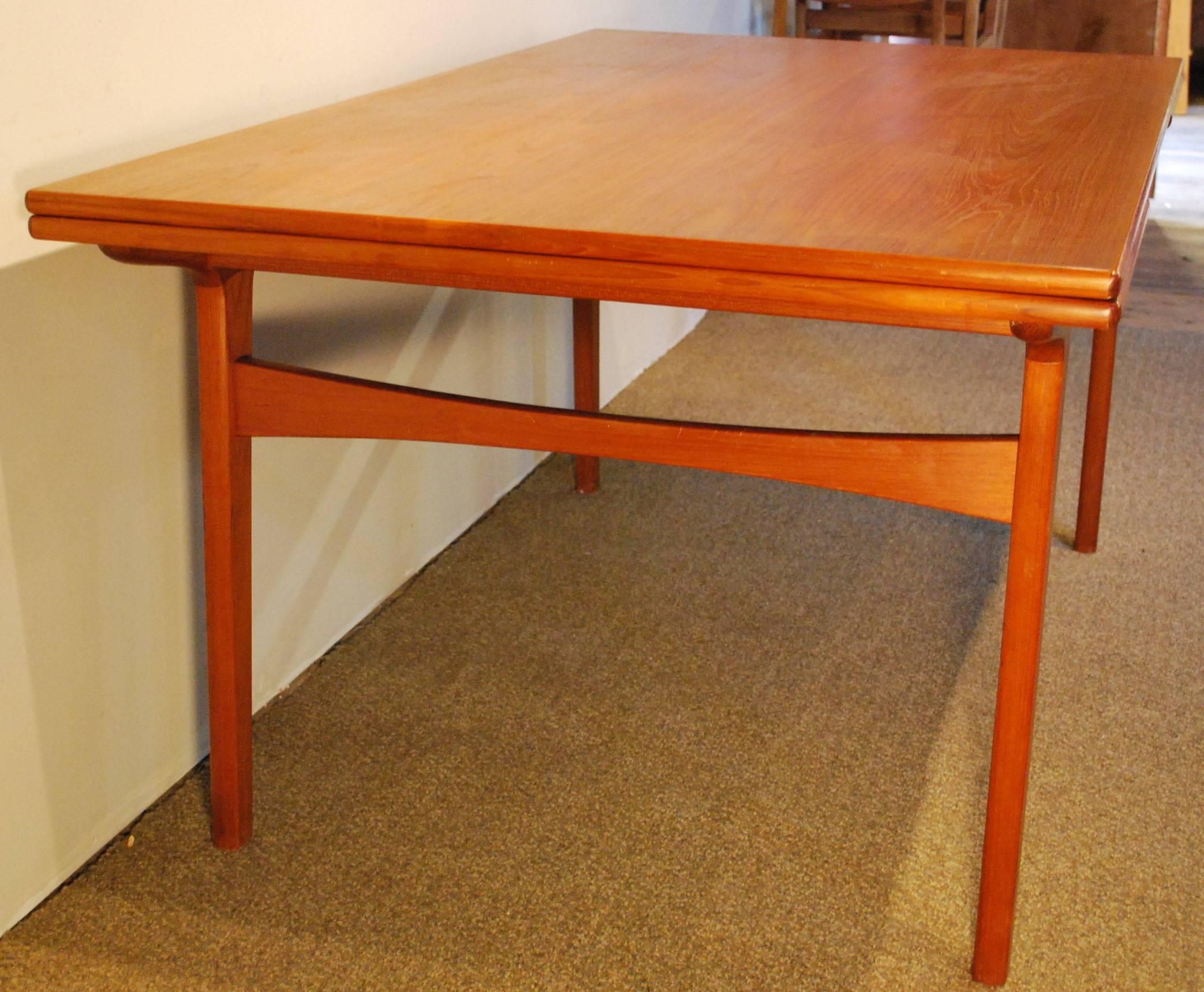  Danish Mid-Century Modern Teak Extension Table by Johannes Andersen In Good Condition In BOSTON, MA
