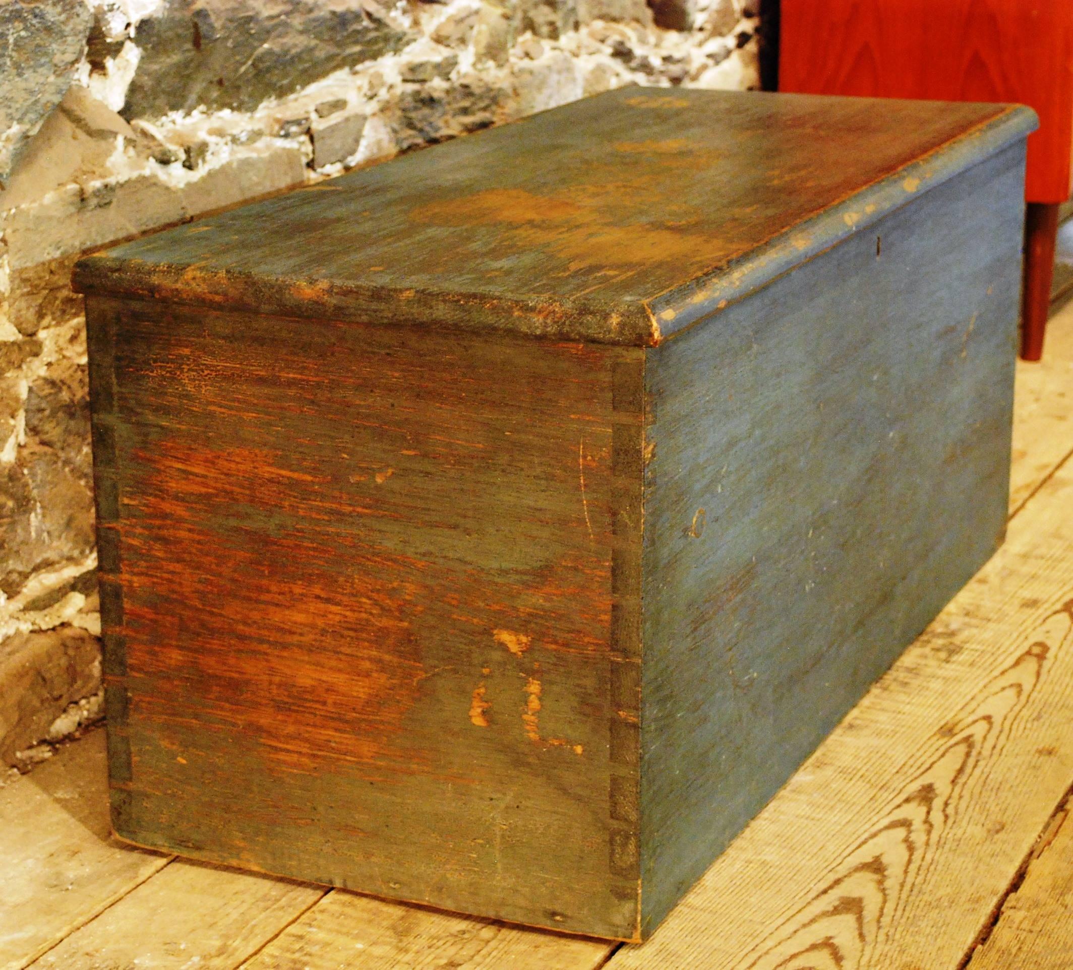Antique flat top trunk with the original paint in very good condition. It has a Classic six board construction with hand dovetailed joinery and the original till. The trunk is a perfect size as a coffee table or a bench with useful clean storage.