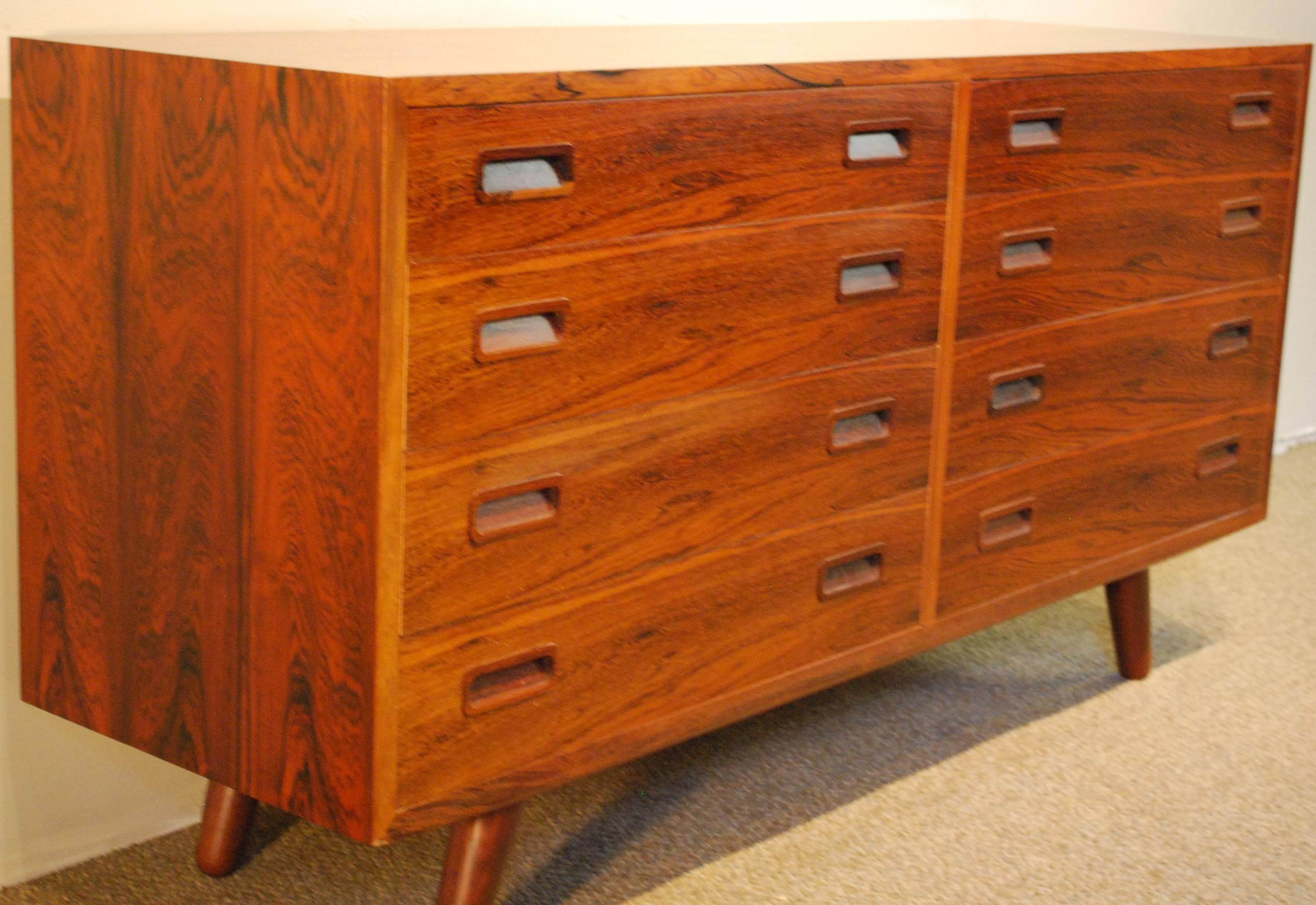 Mid-Century Modern Large Rosewood Eight-Drawer Chest In Good Condition In BOSTON, MA