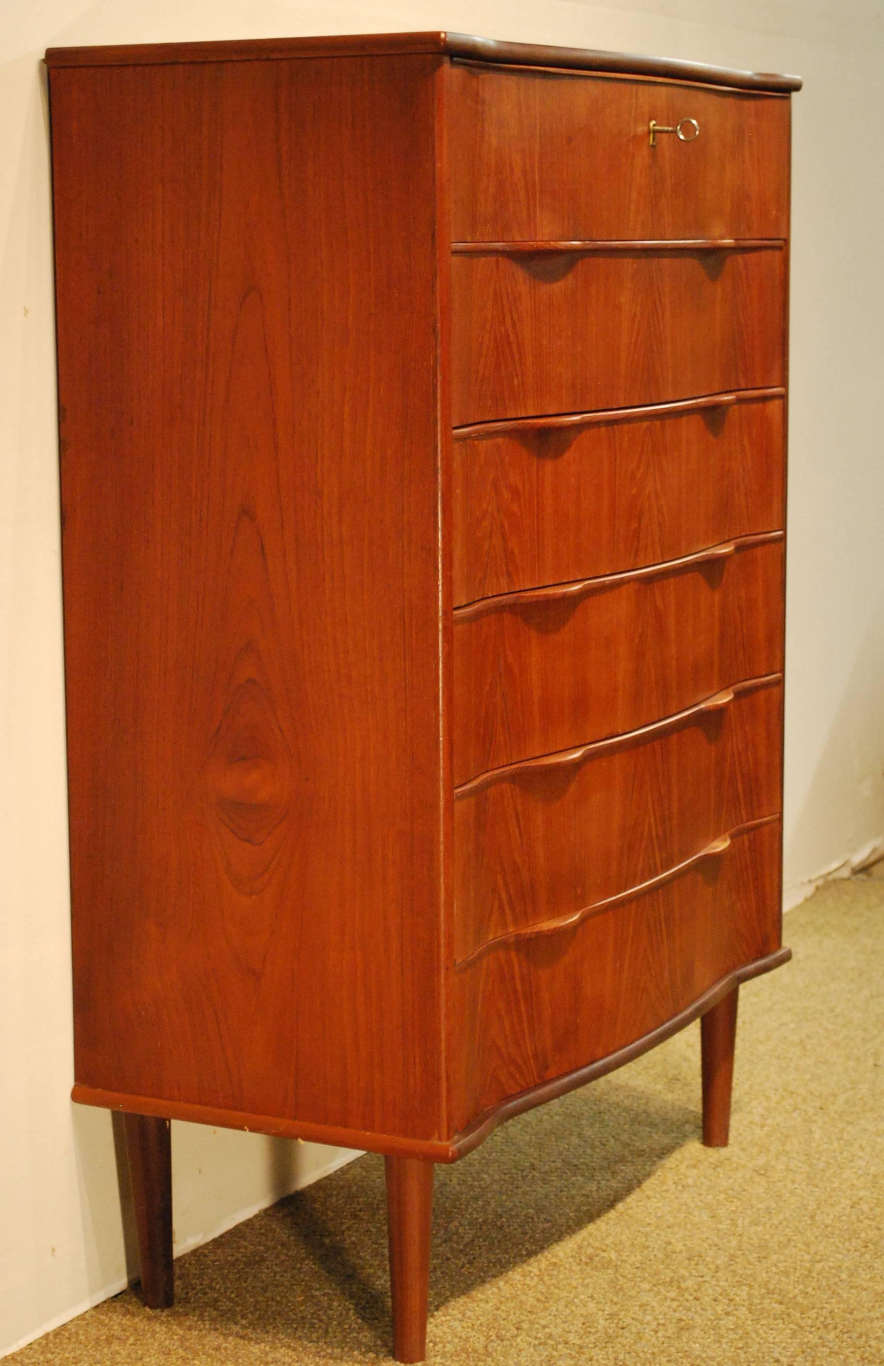 Scandinavian Modern Mid-Century Modern Serpentine Teak Six-Drawer Chest, circa 1950