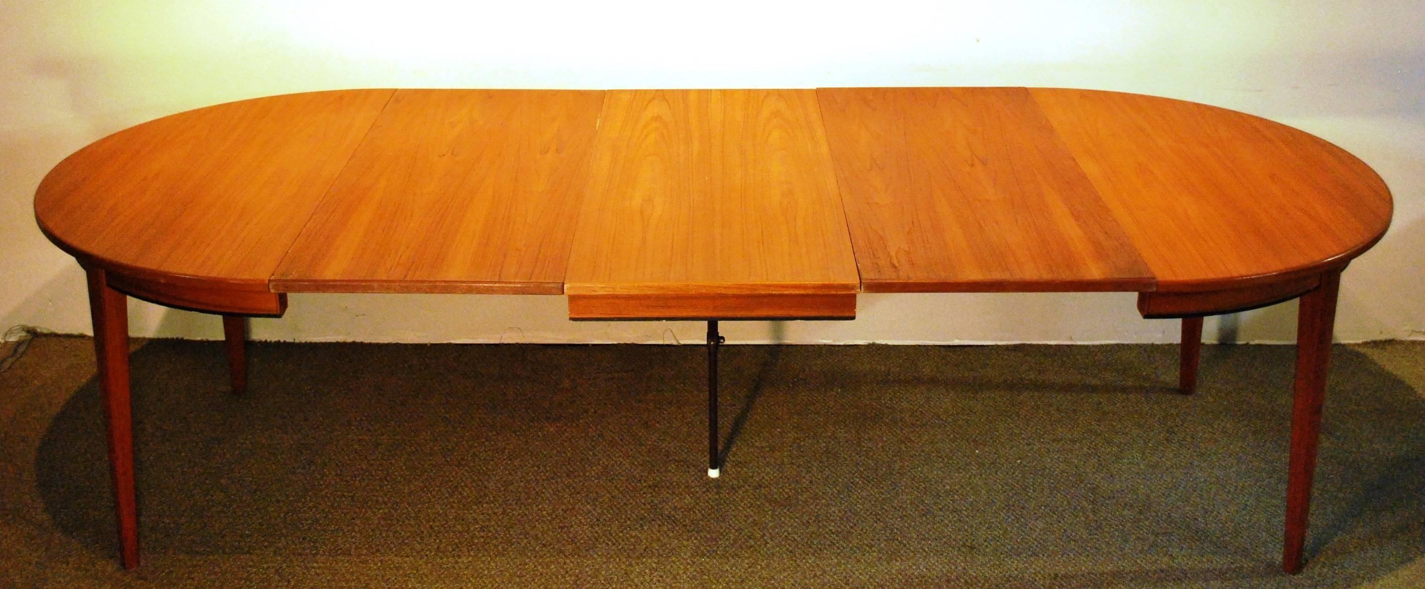 Gunni Omann Designed Mid-Century Teak Table with Three Leaves, circa 1960 For Sale 2