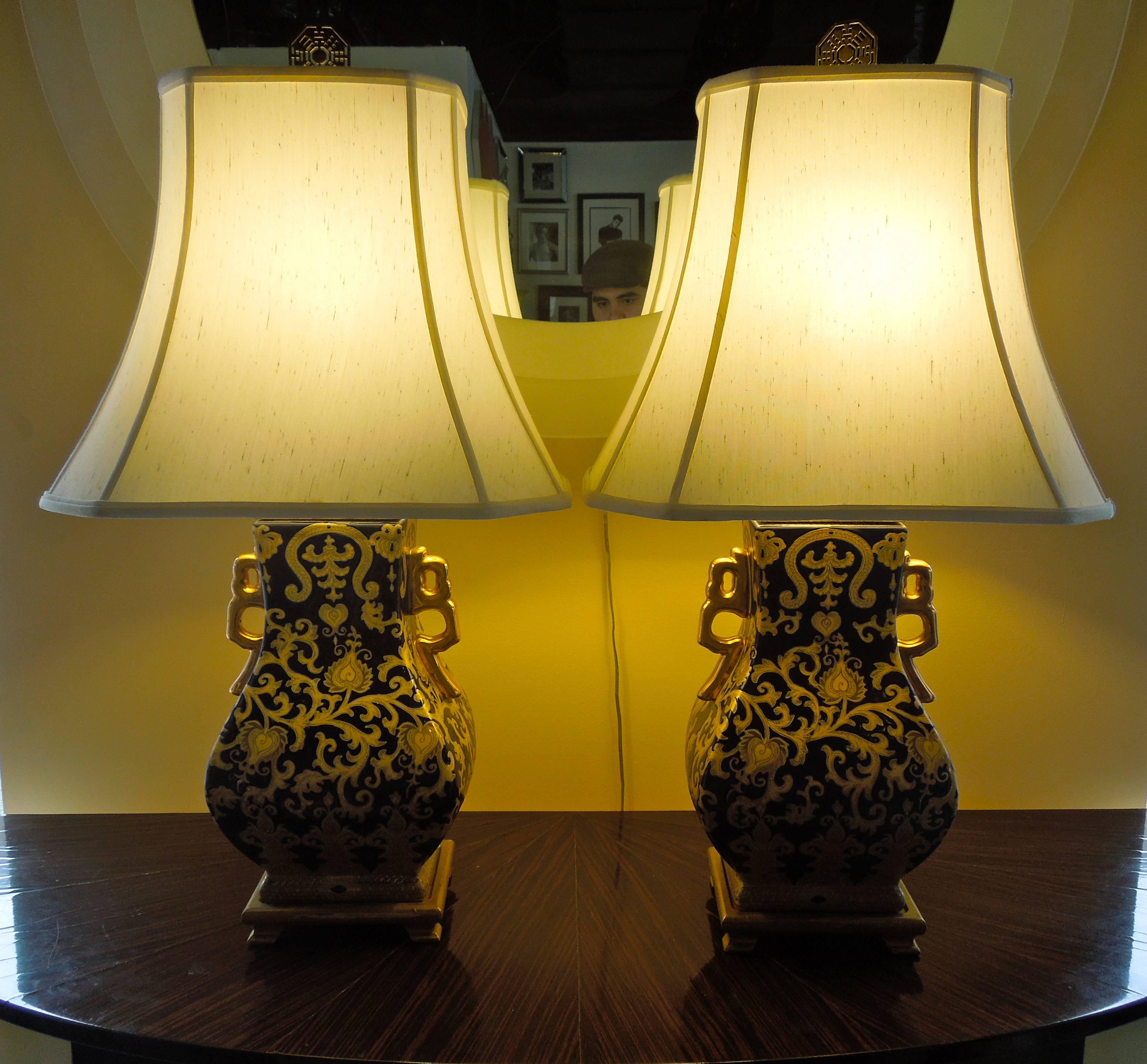 Pair of Chic Chinoiserie Navy and Gold Urn Lamps In Excellent Condition In Palm Springs, CA