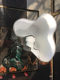 Paire de vases anciens en verre blanc et vert d'Alvar Aalto