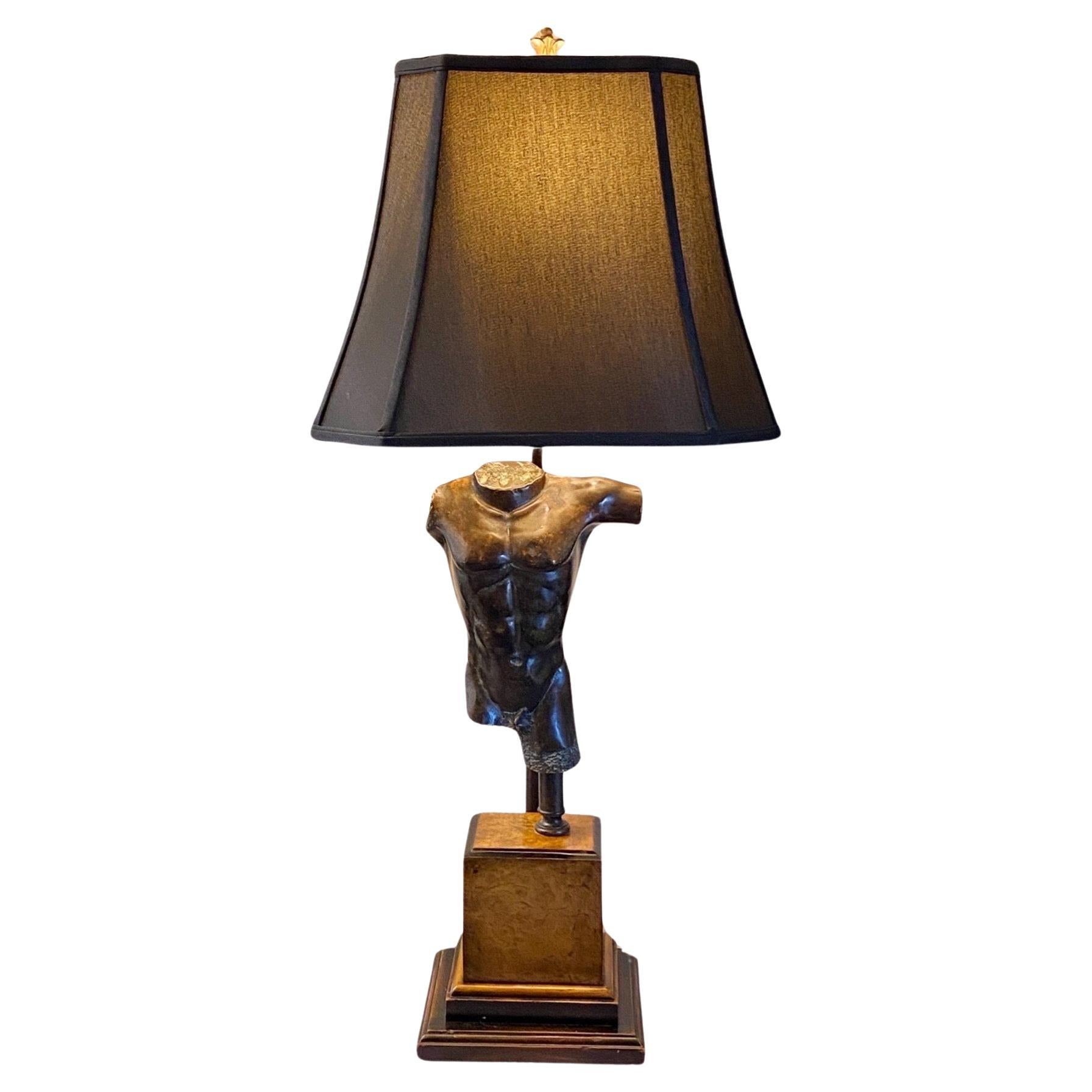 Lampada Torso Vintages anni
70 in bronzo su base in legno di betulla con paralume nero nuovo personalizzato