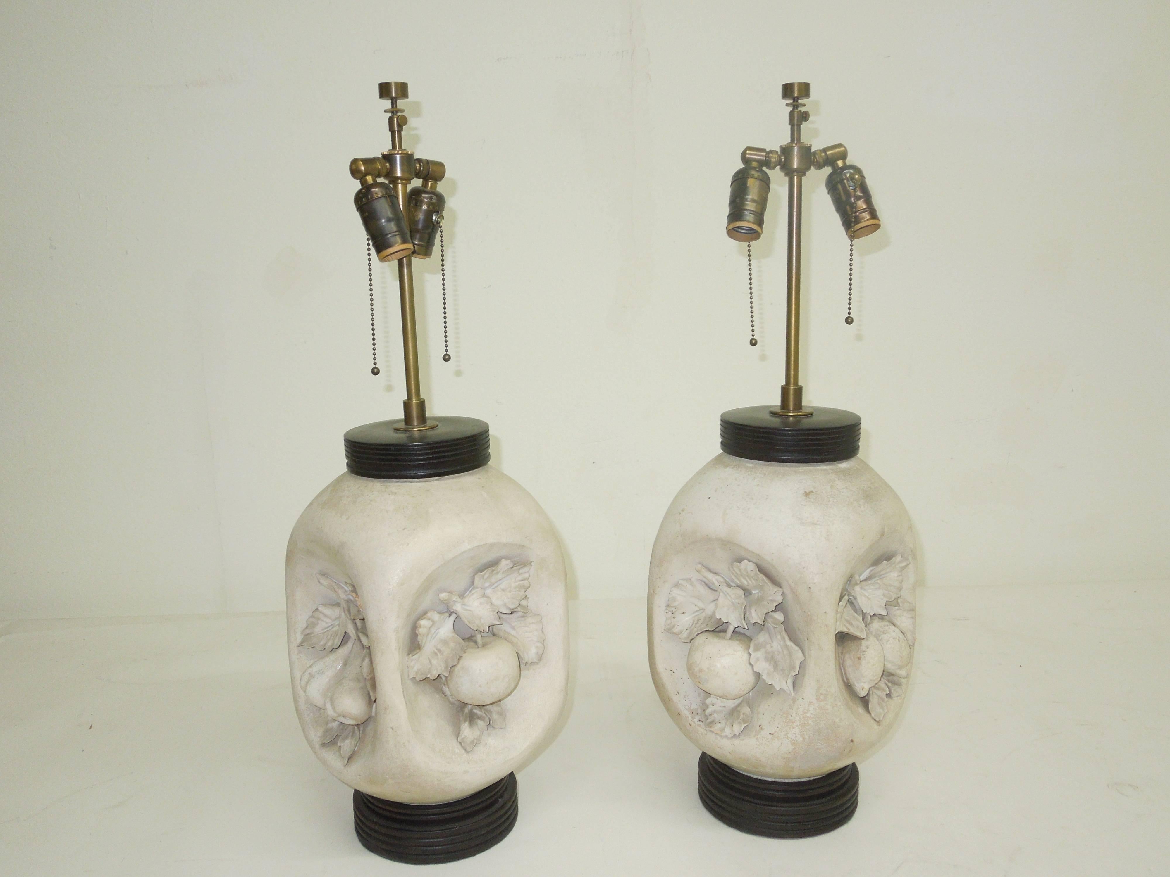 Lampes à fruits en poterie bisque mate faites par un artiste italien de la modernité du milieu du siècle dernier en vente 2