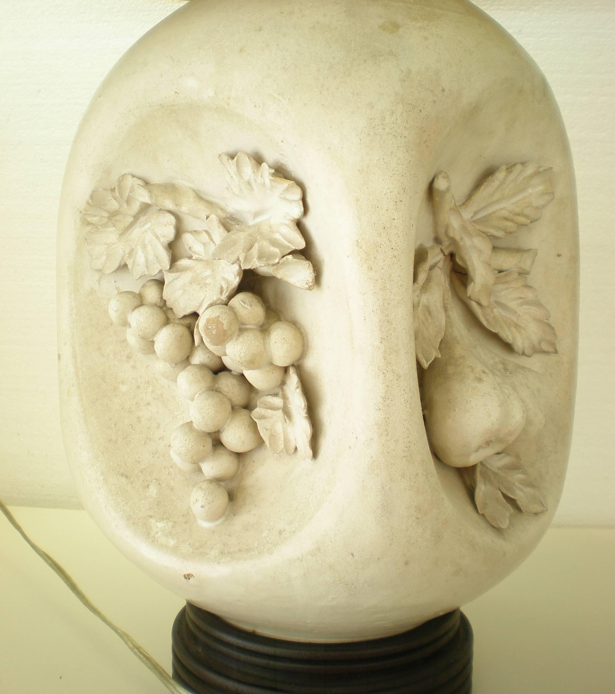 Lampes à fruits en poterie bisque mate faites par un artiste italien de la modernité du milieu du siècle dernier en vente 4