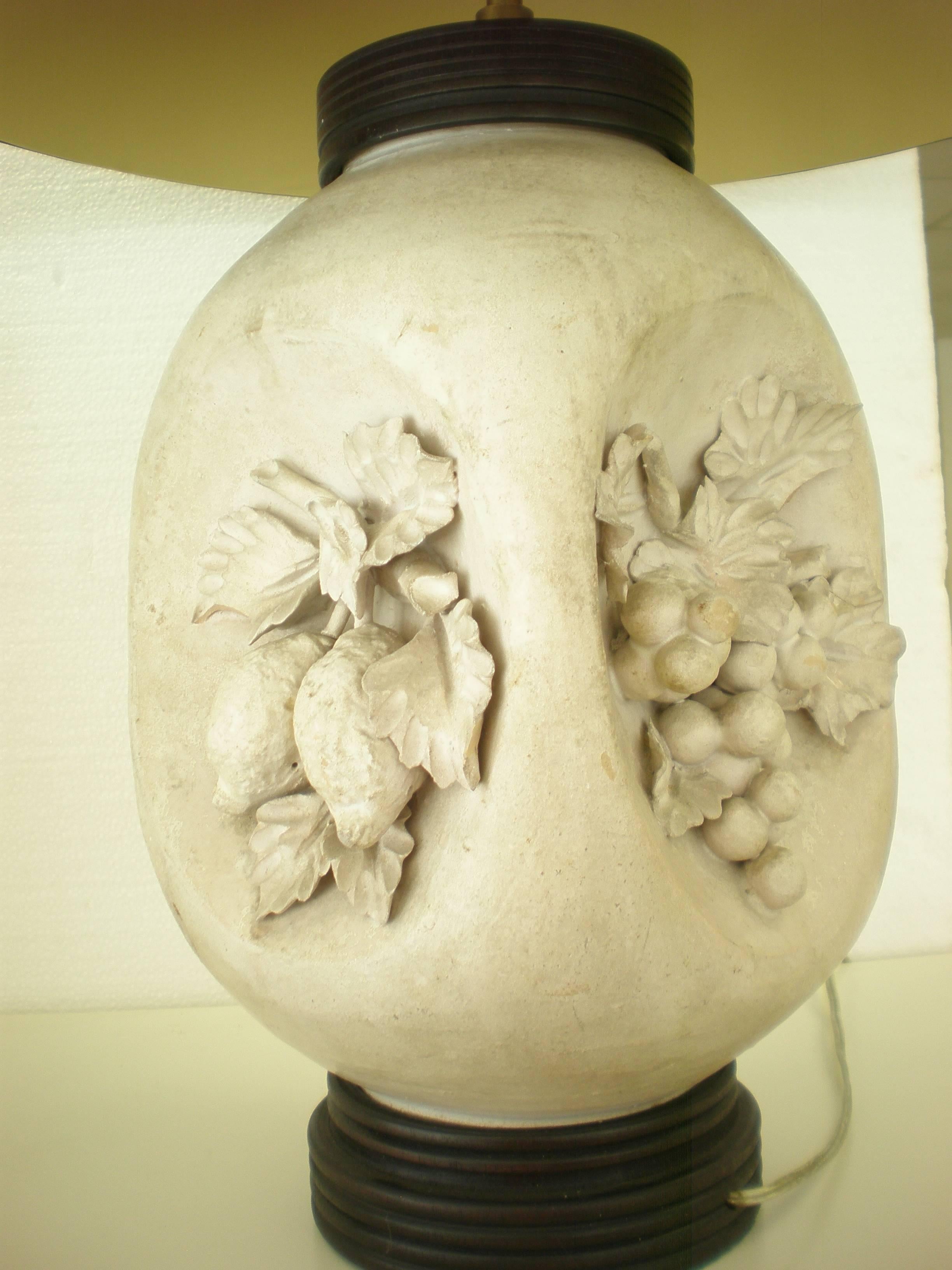 Lampes à fruits en poterie bisque mate faites par un artiste italien de la modernité du milieu du siècle dernier en vente 5