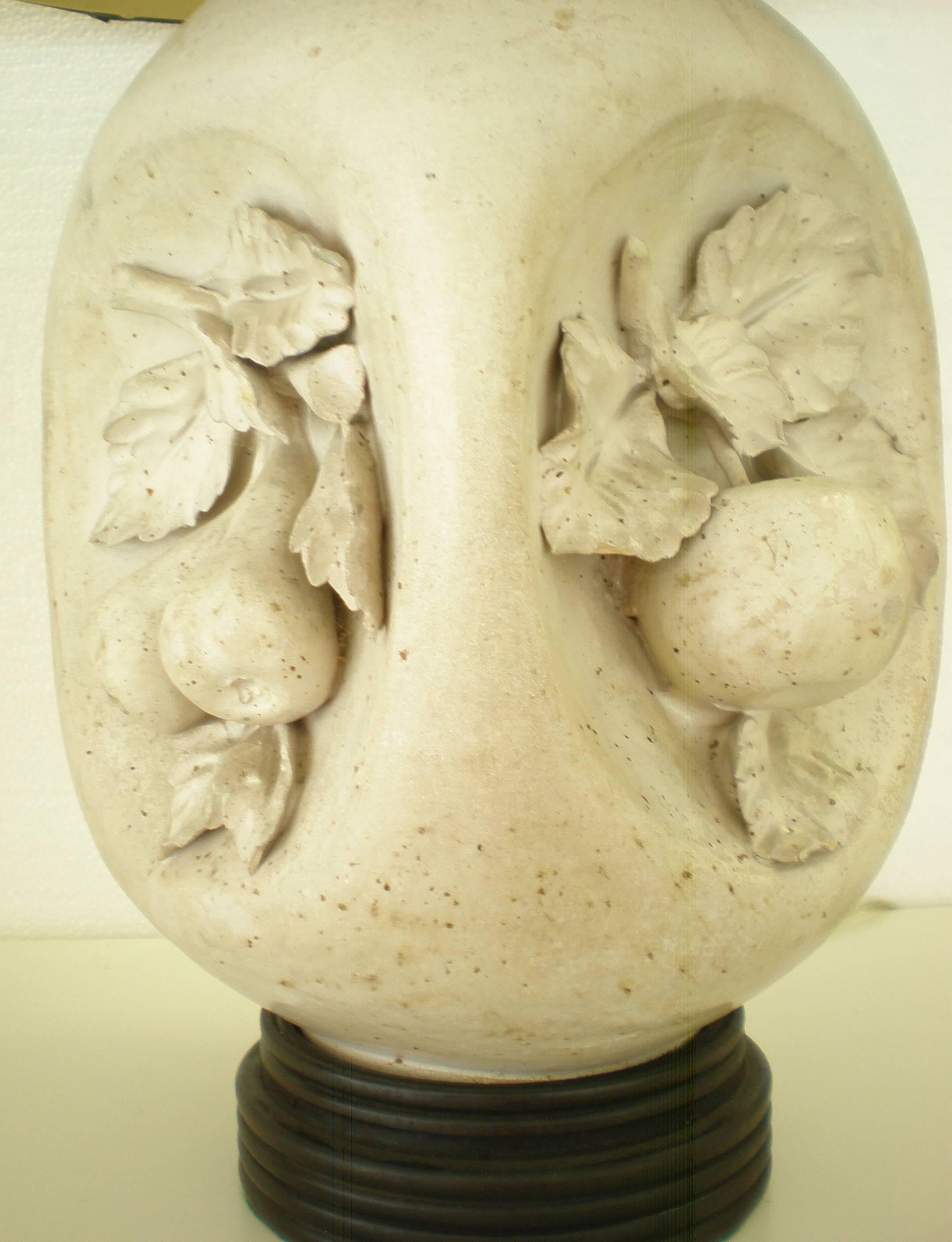 Lampes à fruits en poterie bisque mate faites par un artiste italien de la modernité du milieu du siècle dernier en vente 8