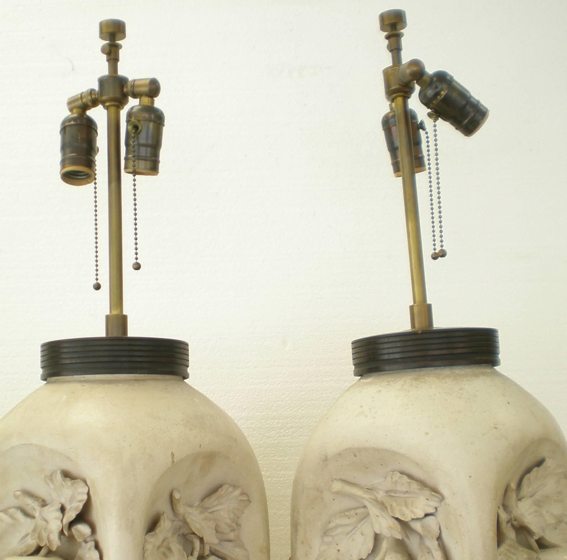 Lampes à fruits en poterie bisque mate faites par un artiste italien de la modernité du milieu du siècle dernier en vente 9