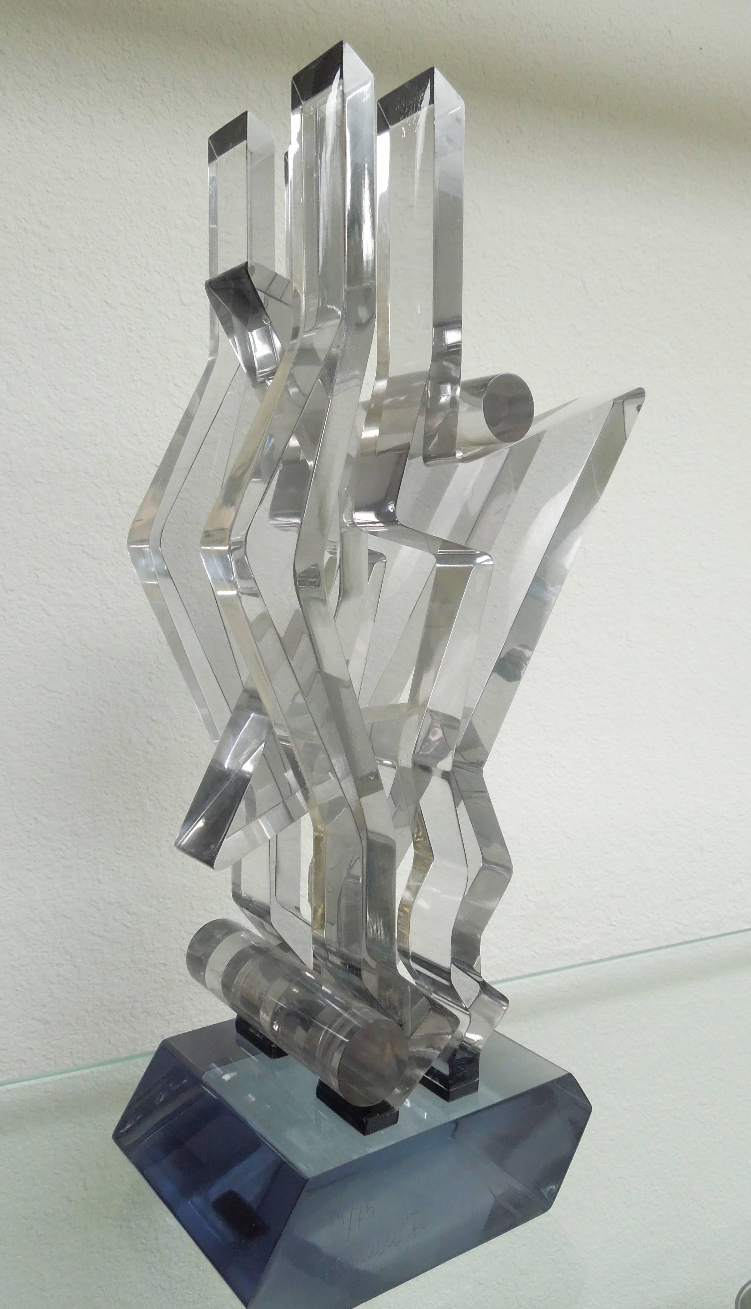 Signed 1976 Italian Modernist Lucite Sculpture by Giorgio Zennaro In Good Condition In Palm Springs, CA