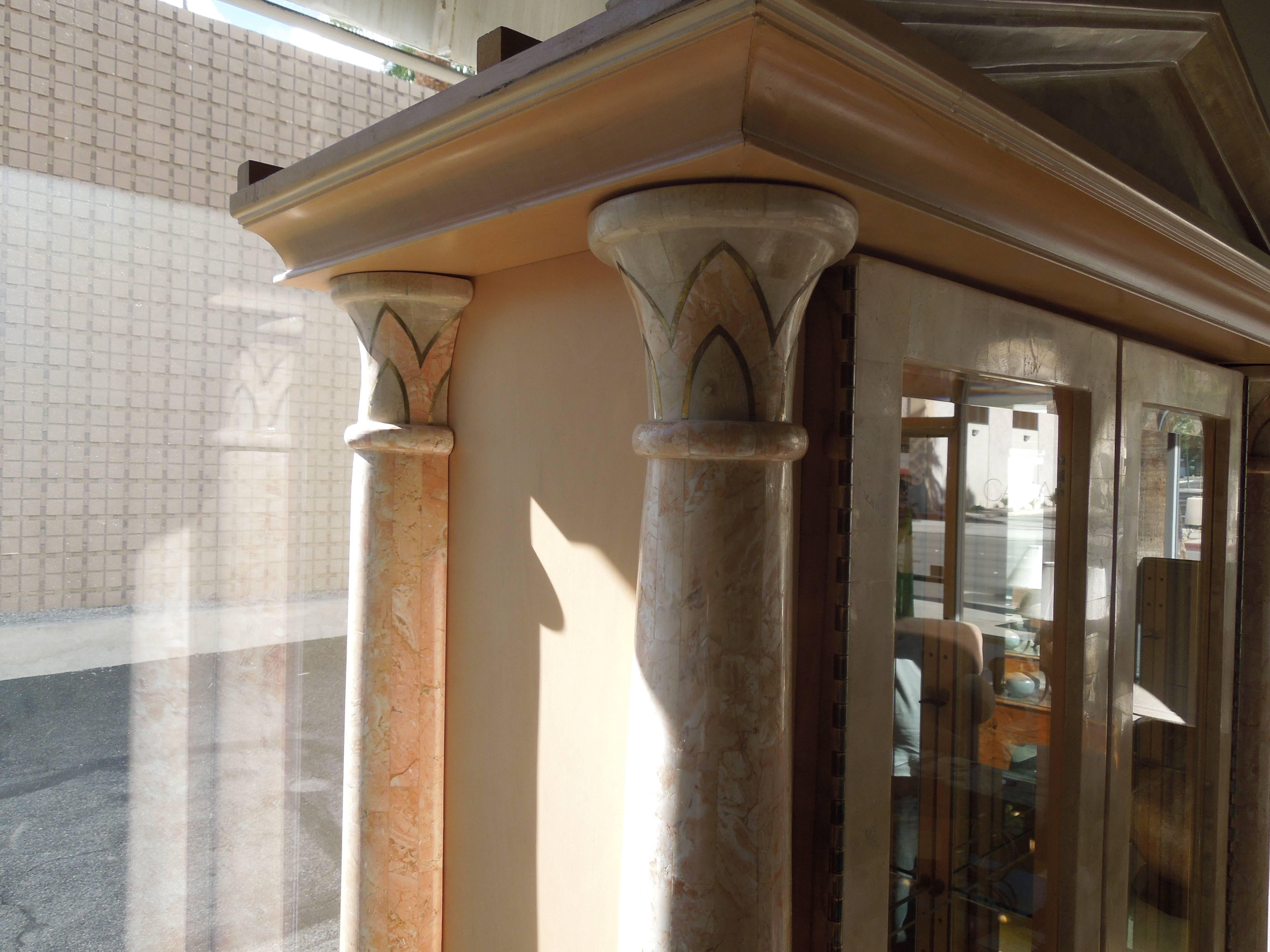 Néoclassique Spectaculaire armoire néoclassique personnalisée en pierre et verre laiton de Maitland Smith