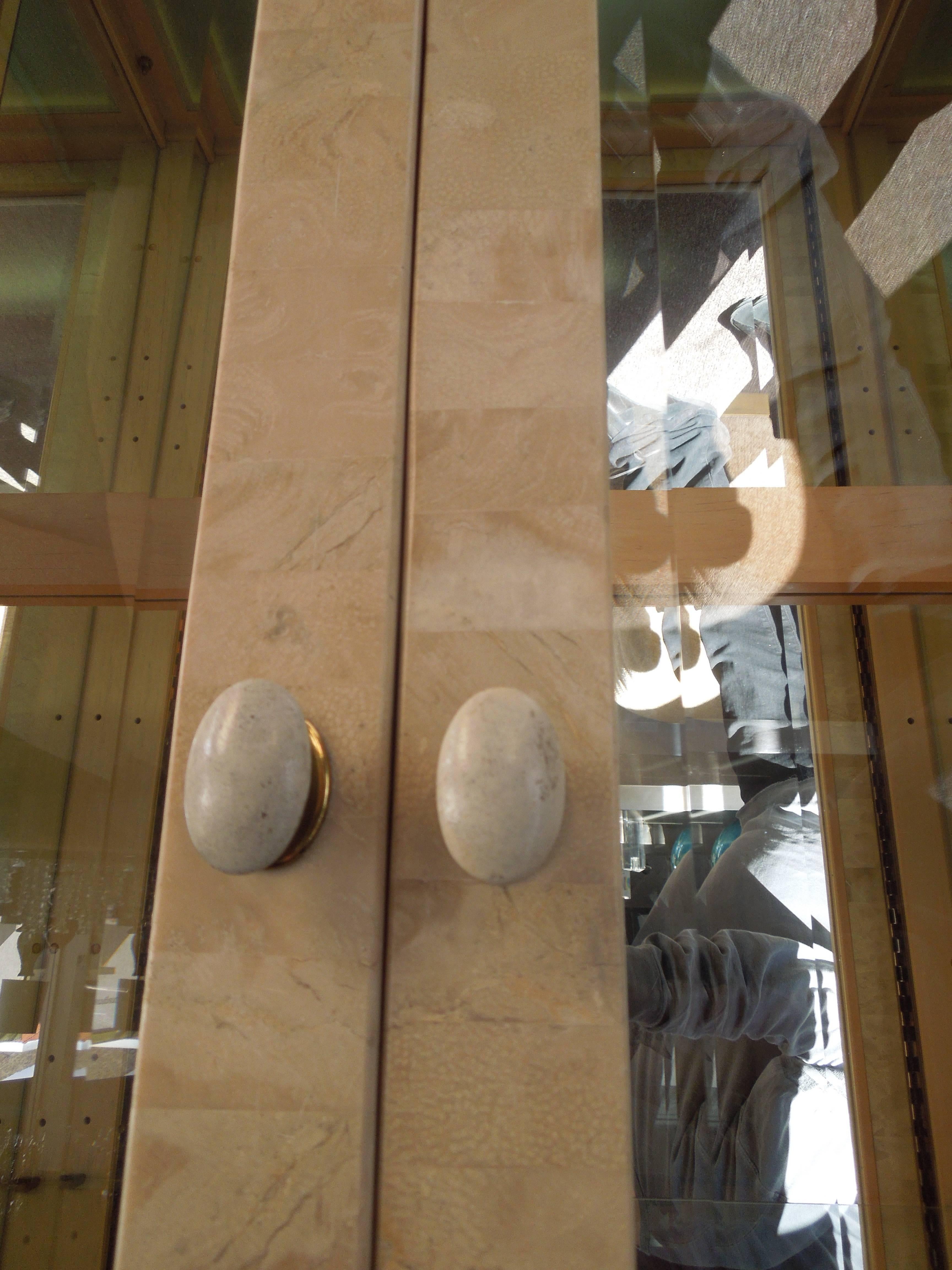 Fait main Spectaculaire armoire néoclassique personnalisée en pierre et verre laiton de Maitland Smith