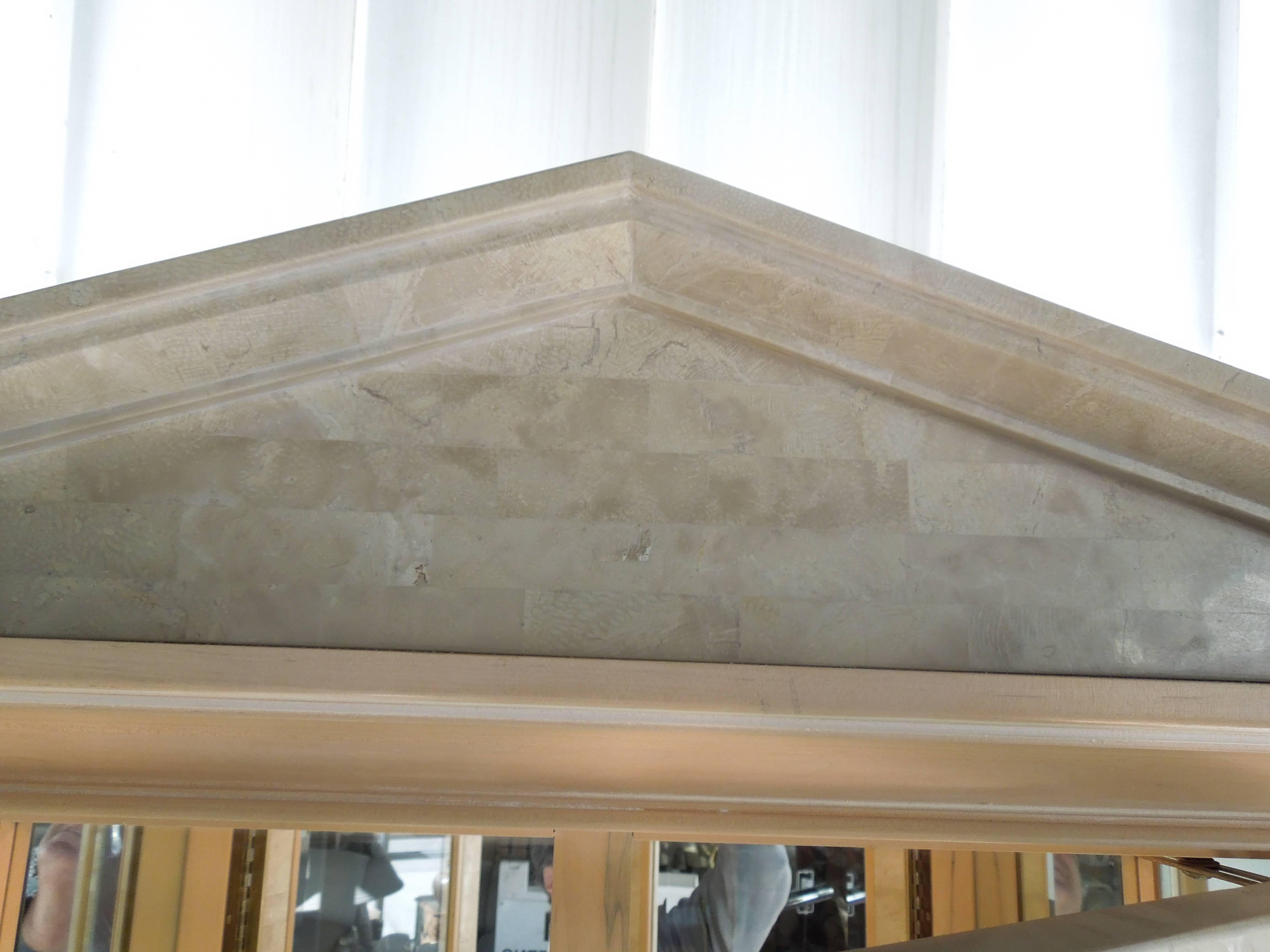 Laiton Spectaculaire armoire néoclassique personnalisée en pierre et verre laiton de Maitland Smith