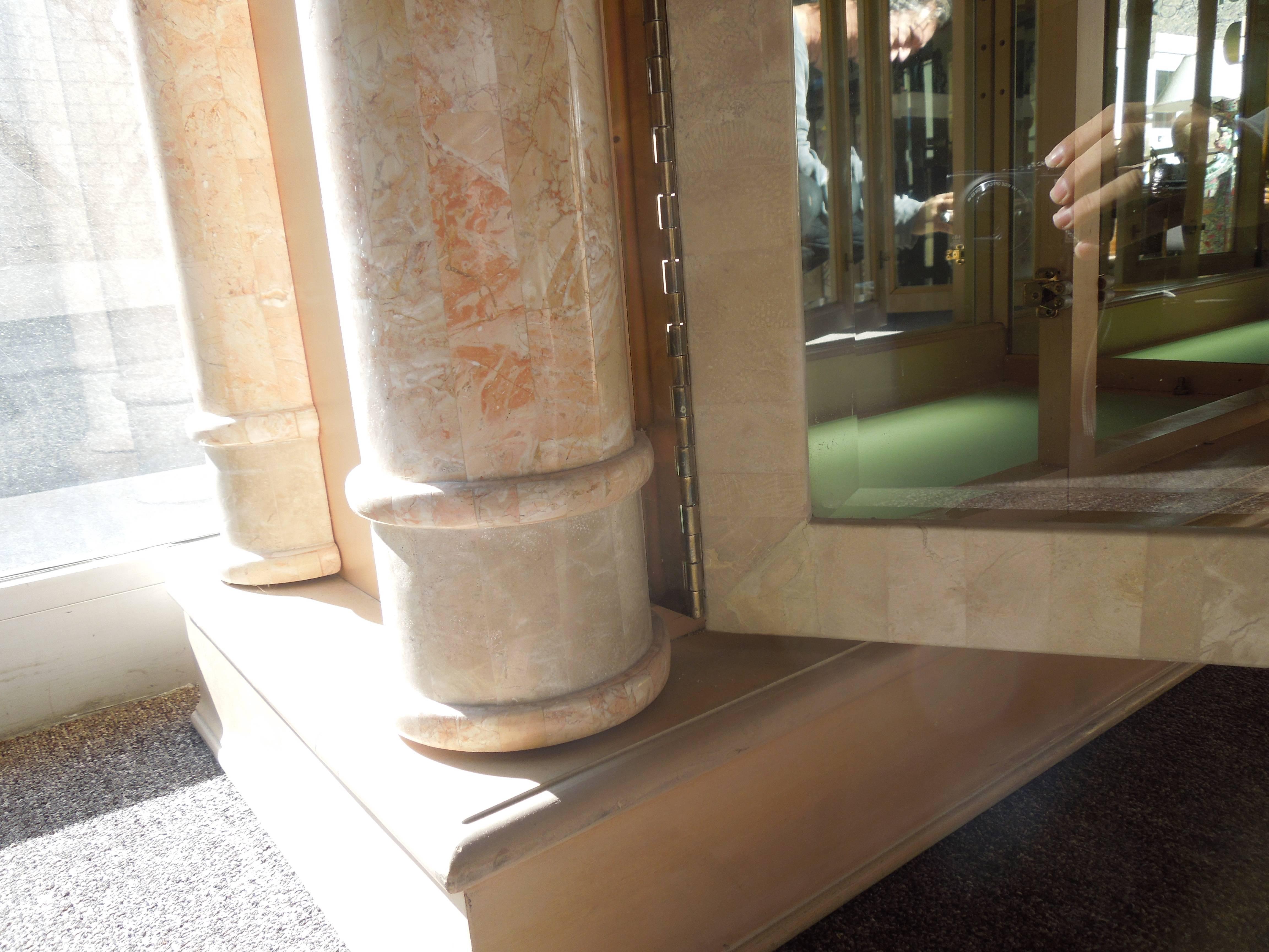 Spectaculaire armoire néoclassique personnalisée en pierre et verre laiton de Maitland Smith 1