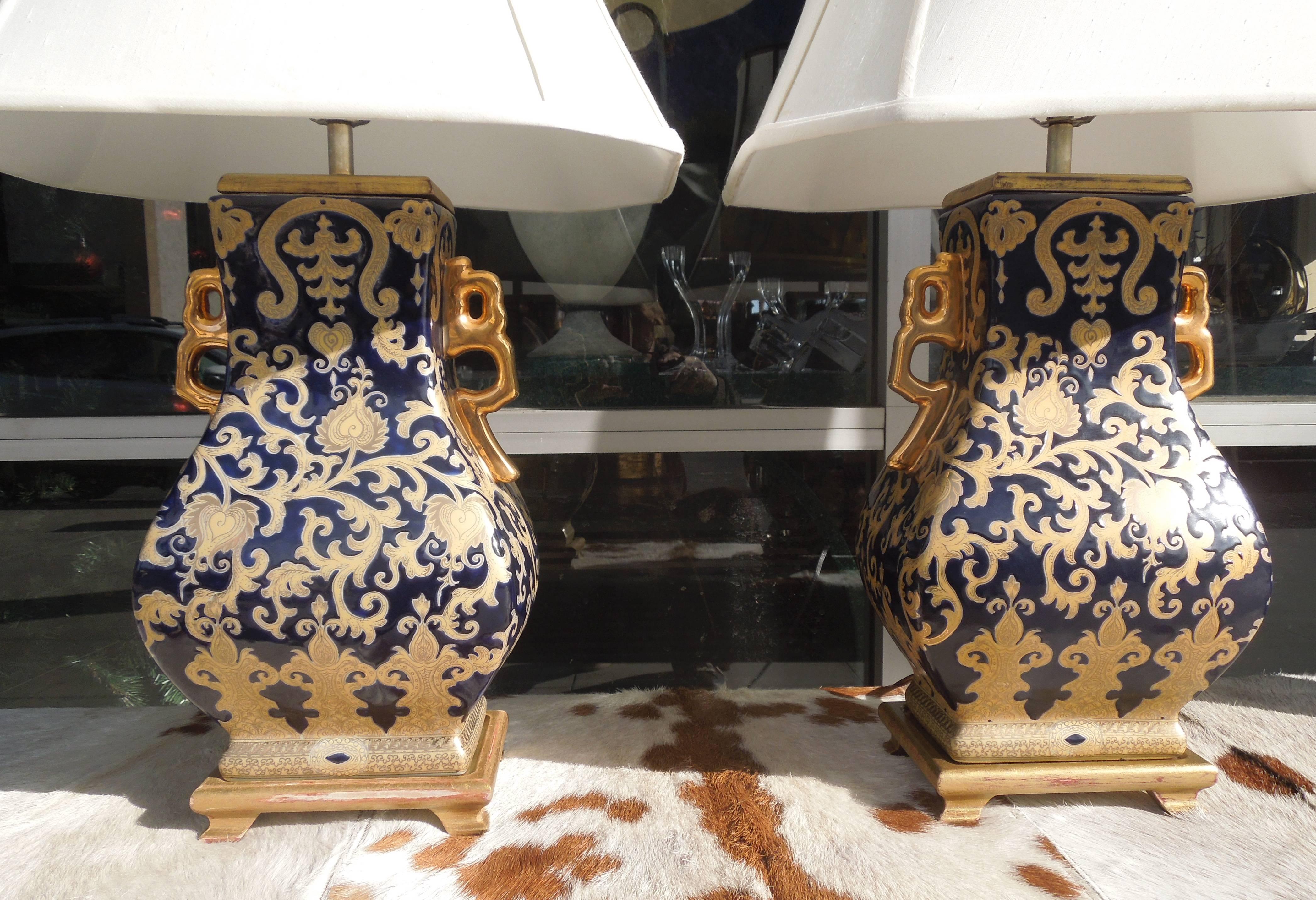 20th Century Pair of Chic Chinoiserie Navy and Gold Urn Lamps