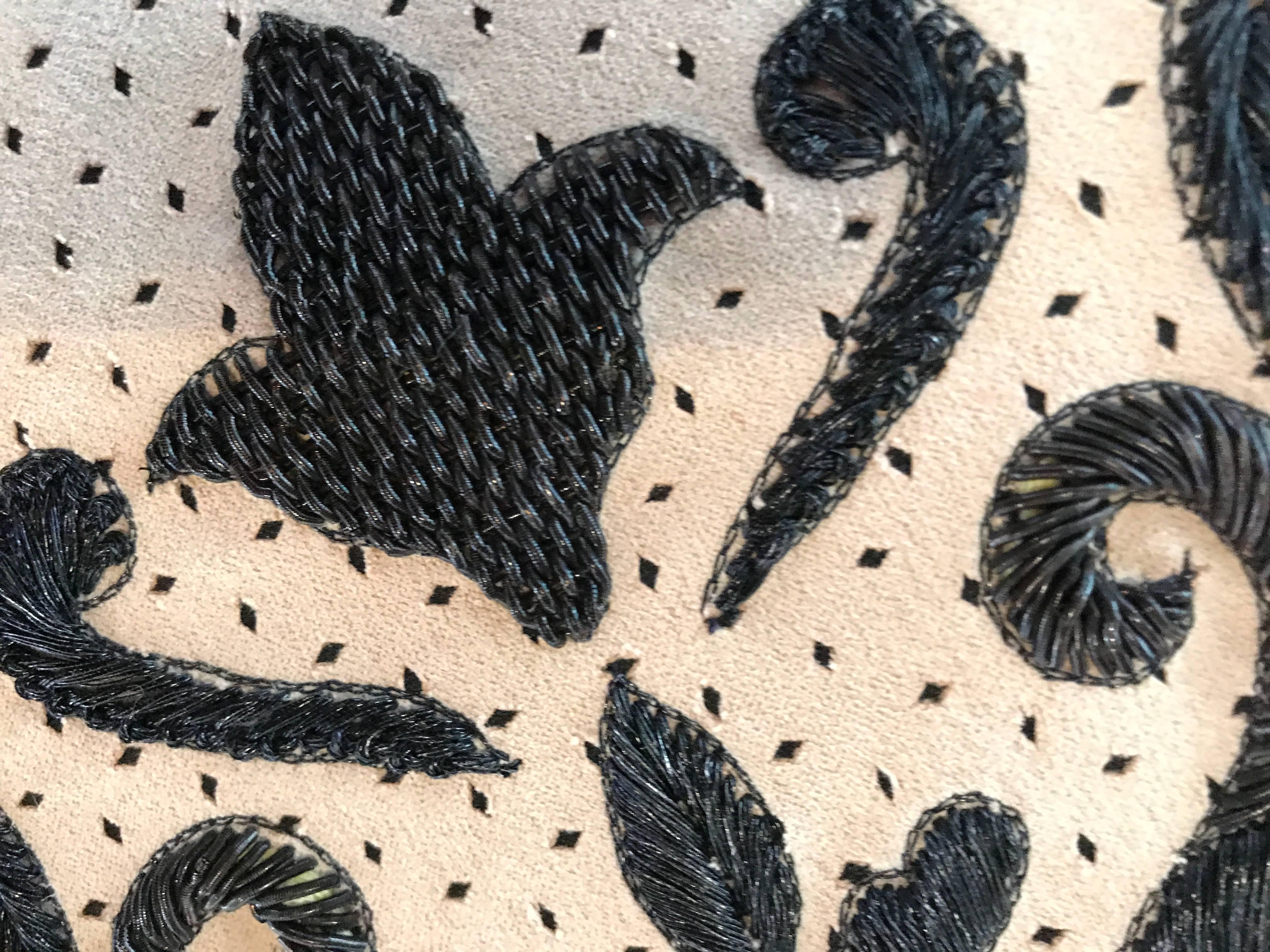 Cojín Decorativo Chic Arena y Negro Ultra Ante Muy Bordado Otro en venta