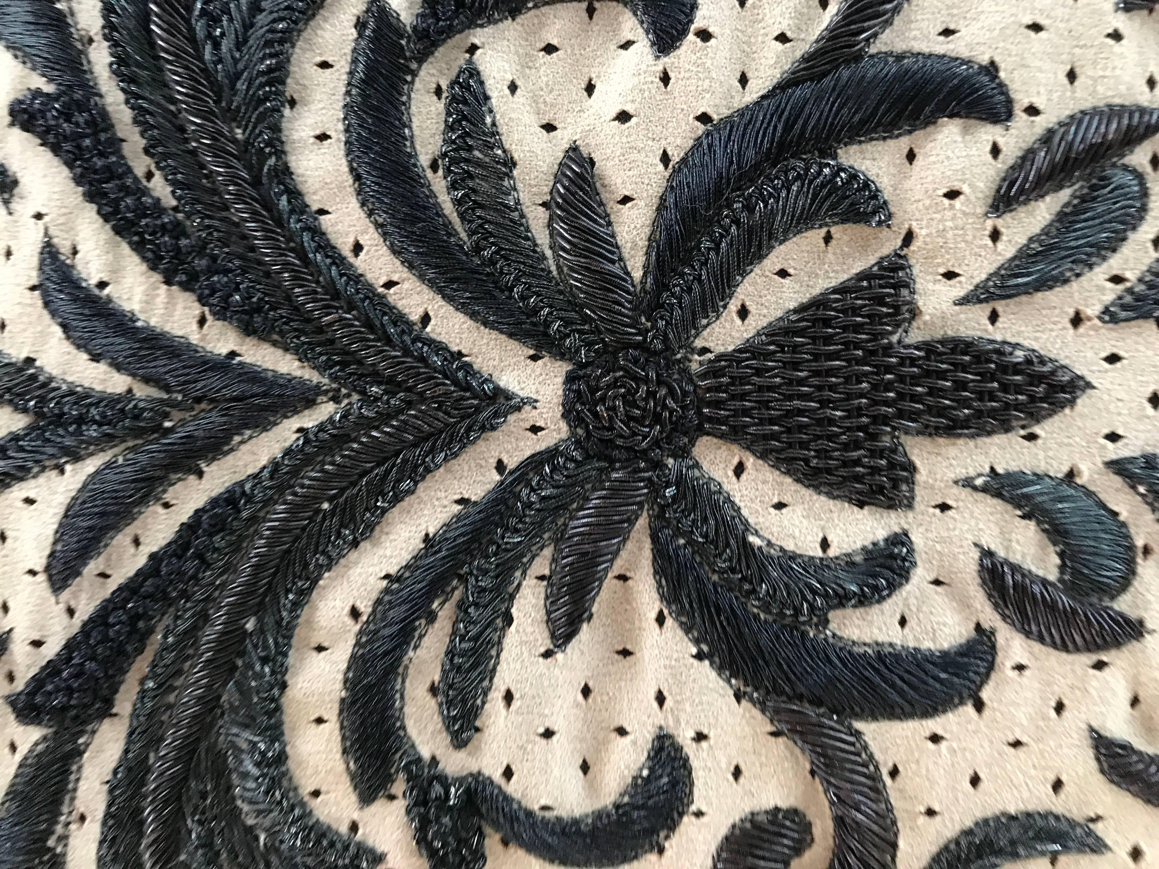 Autre Coussin décoratif perforé en daim ultra sable et brodé noir en vente
