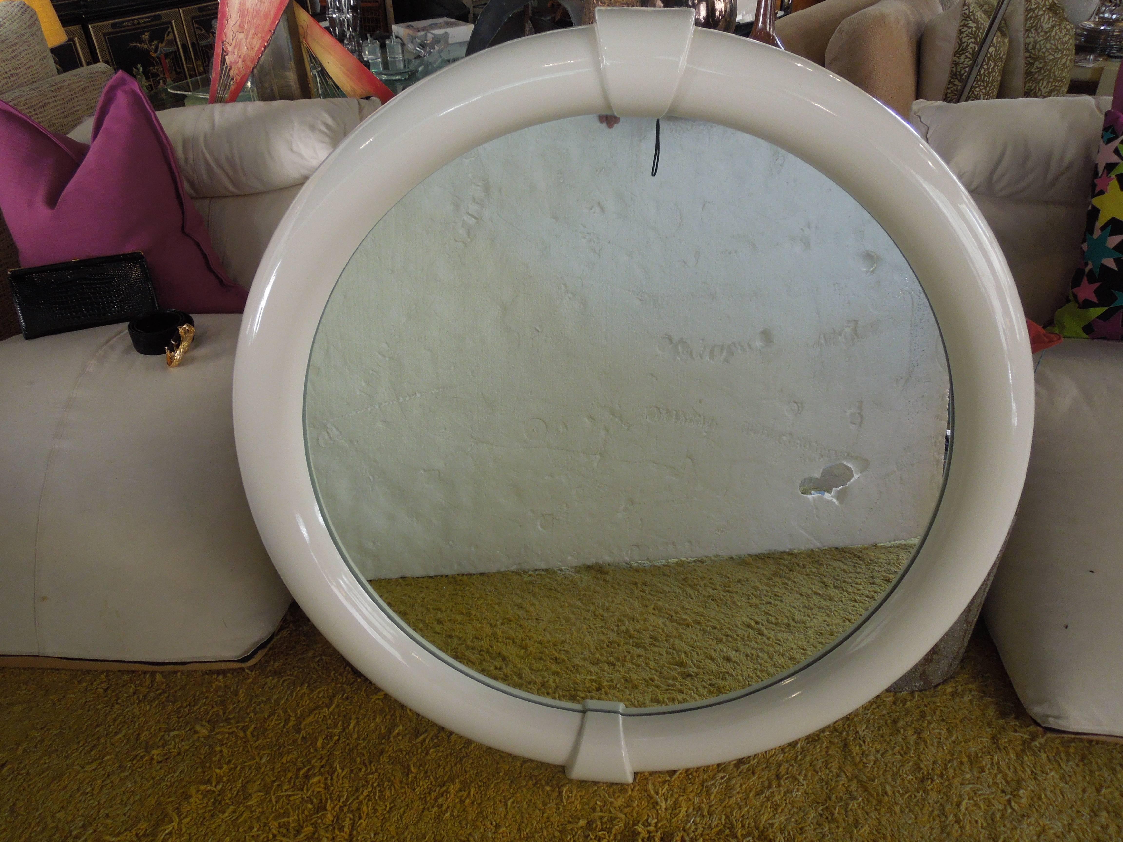 1980s Vintage Modern White Lacquer Round Mirror Made in Italy In Excellent Condition In Palm Springs, CA