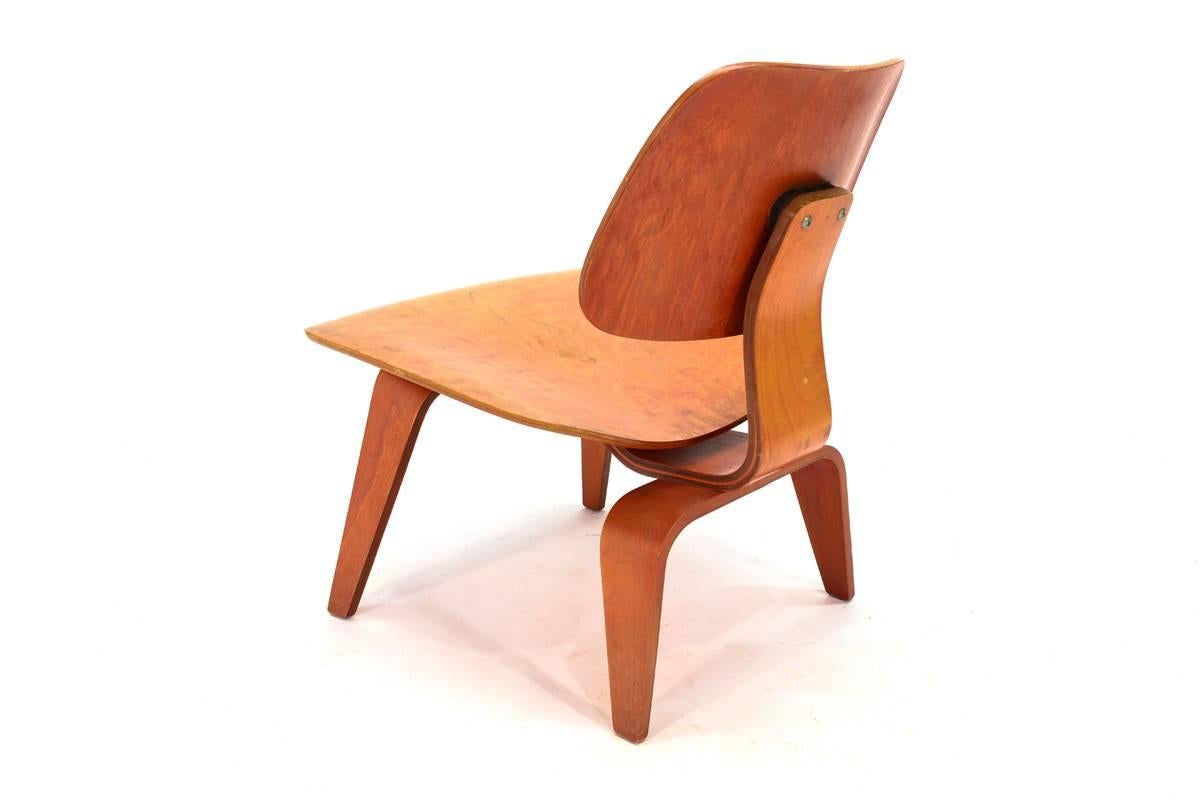 Early Eames LCW in Red In Fair Condition In Long Beach, CA