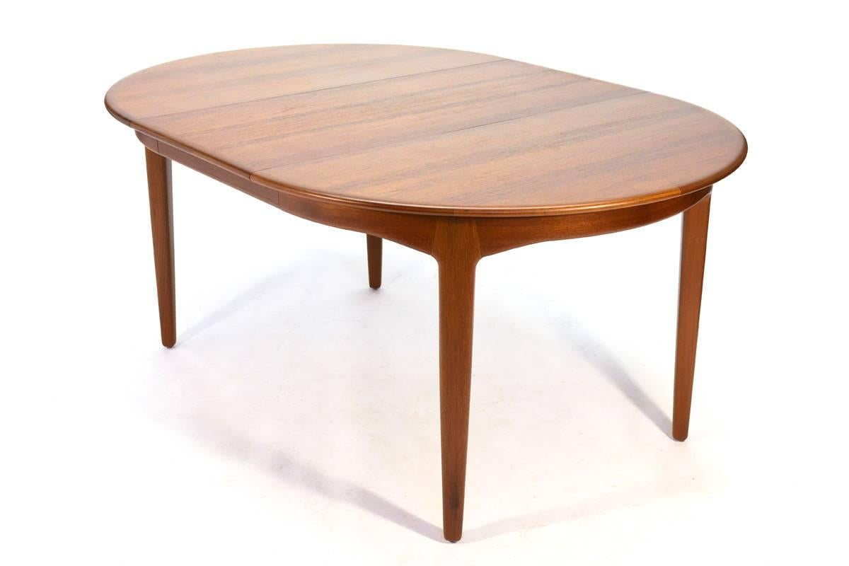 Round Teak Extending Dining Table by Henning Kjaernulf In Excellent Condition In Long Beach, CA