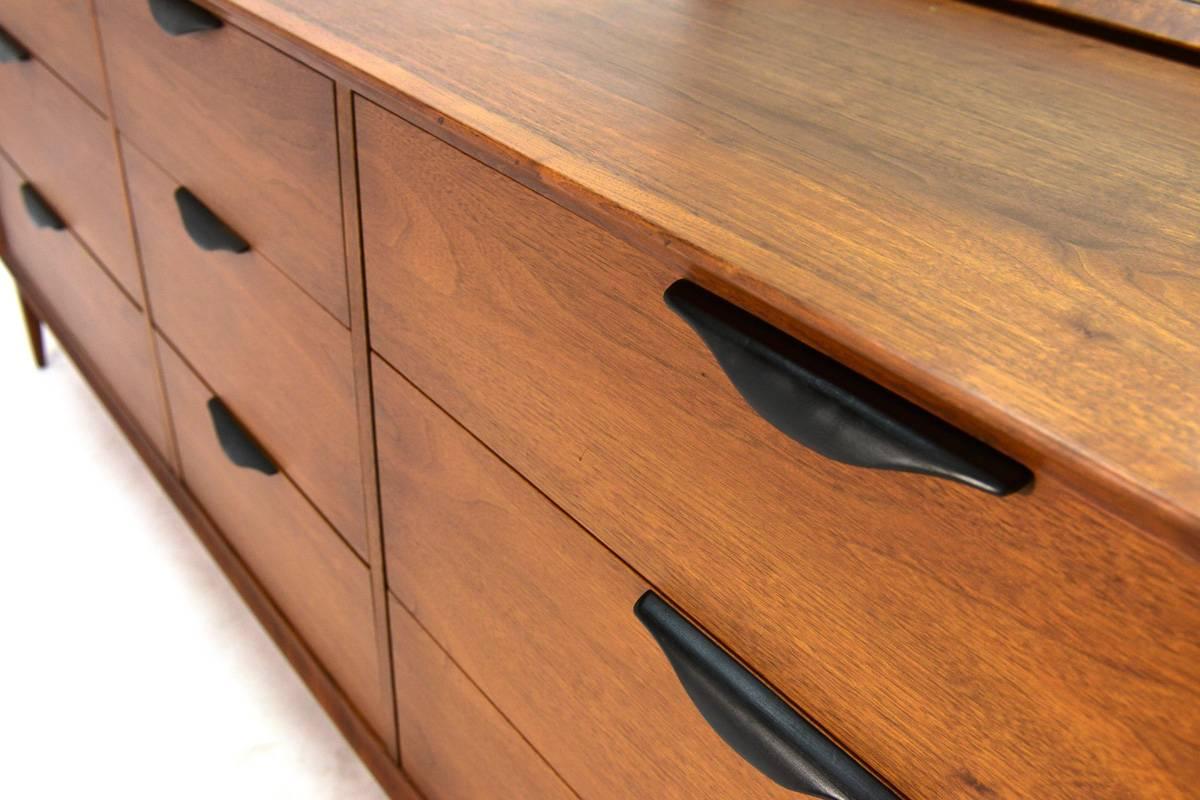 Walnut Nine-Drawer Dresser with Mirror by Dillingham In Good Condition In Long Beach, CA
