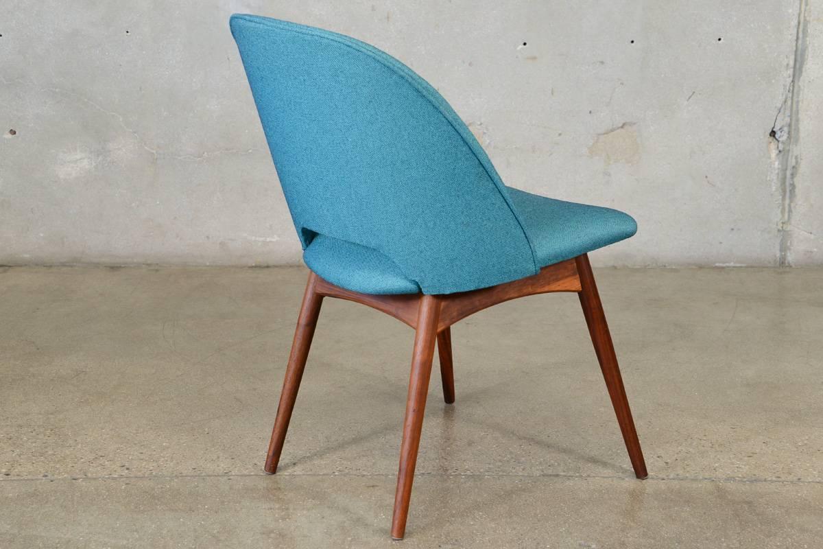 A super comfortable side chair, model 1404-C designed by Adrian Pearsall for Craft Associates. This example has been reupholstered in Knoll Hourglass fabric. The solid American walnut legs are in excellent original condition. Seat height is