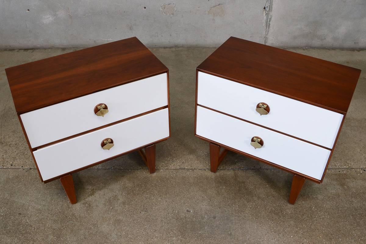 Pair of Spade Handle Walnut Nightstands by Stanley In Excellent Condition In Long Beach, CA