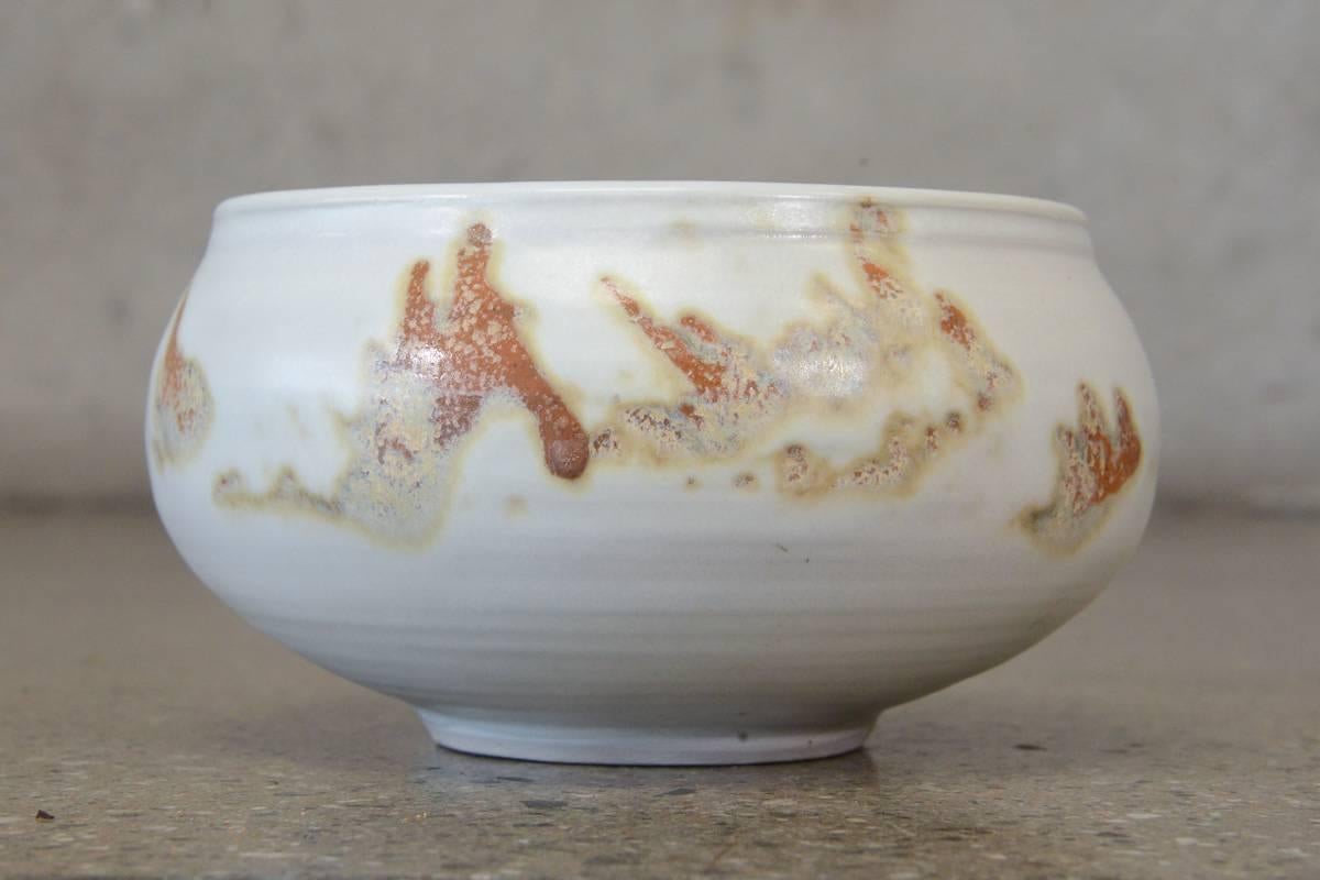 A nice white gazed bowl by Vivika and Otto Heino. Signed on the underside. In excellent condition.

Measures: 6.75
