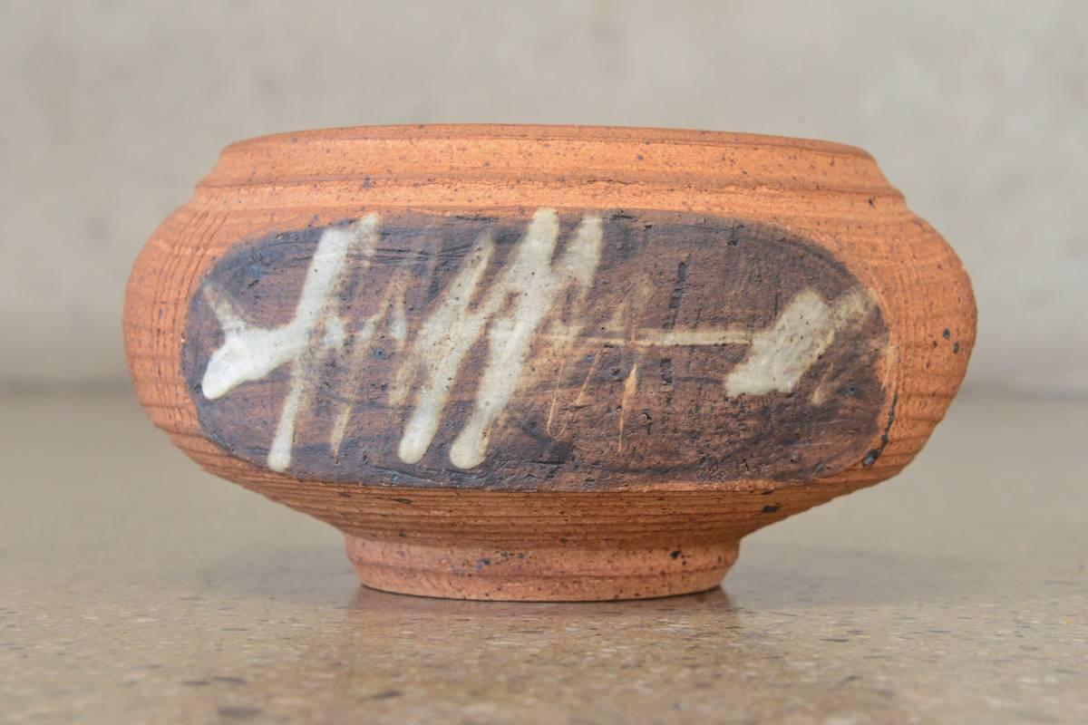 A nice bowl by Vivika and Otto Heino, slightly modified form with some incised detailing and white/brown graphic elements. Signed on the underside. In excellent condition.

Measures: 6.5