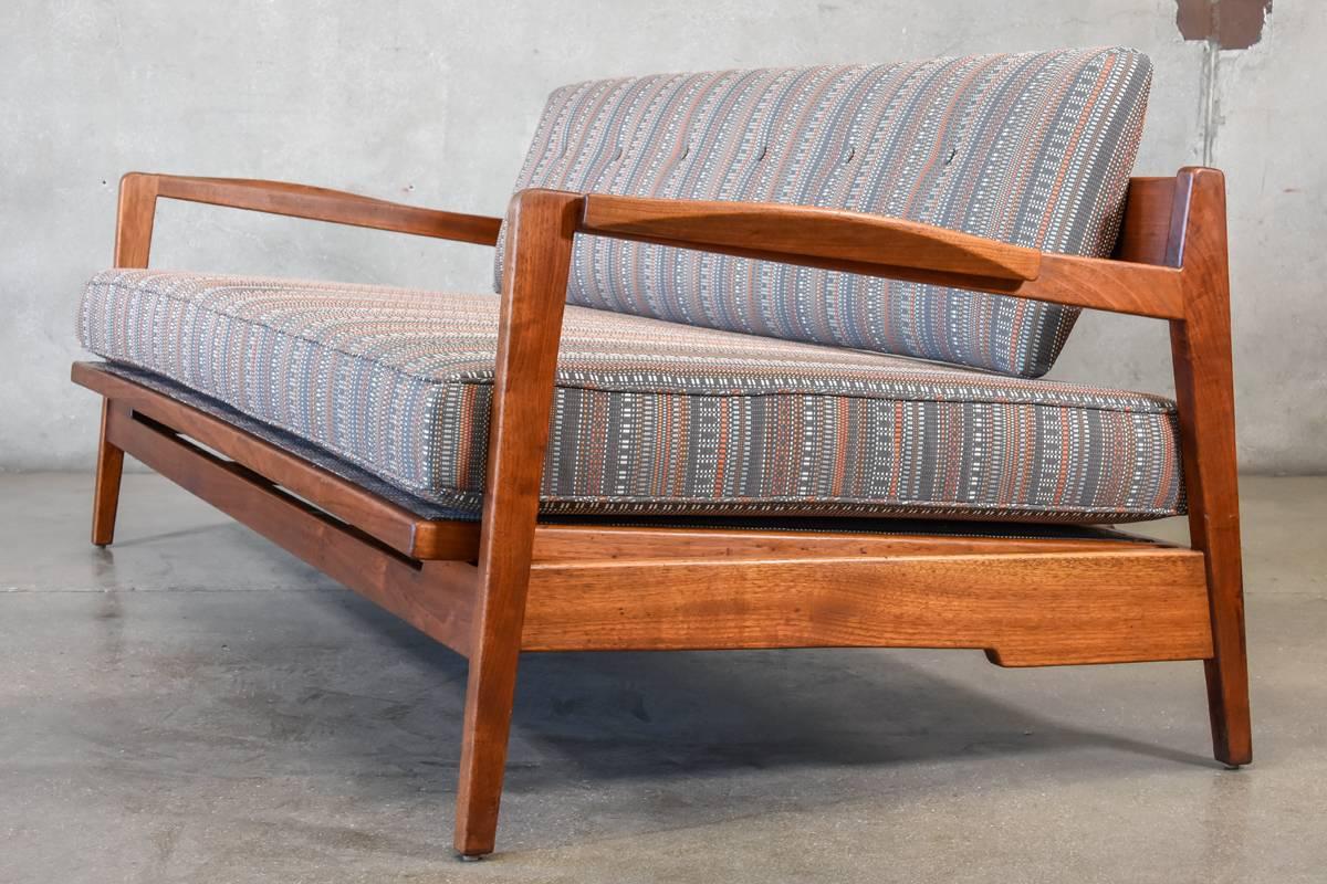 Rare Walnut Daybed by Jens Risom In Good Condition For Sale In Long Beach, CA