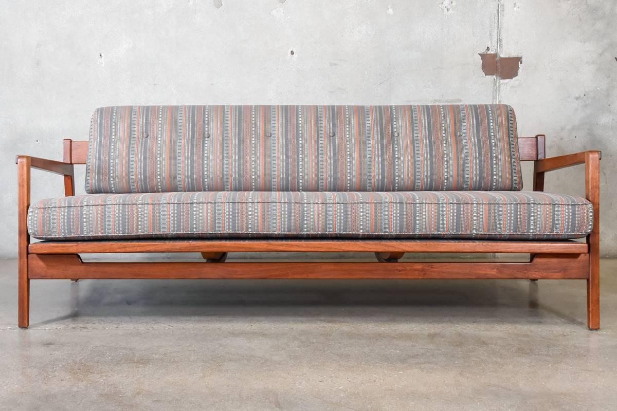 Mid-20th Century Rare Walnut Daybed by Jens Risom For Sale