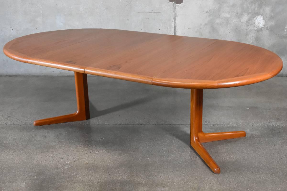 Round Danish Teak Dining Table In Good Condition In Long Beach, CA