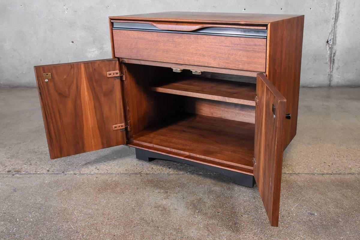 Single Walnut Nightstand by John Kapel for Glenn of California In Good Condition For Sale In Long Beach, CA